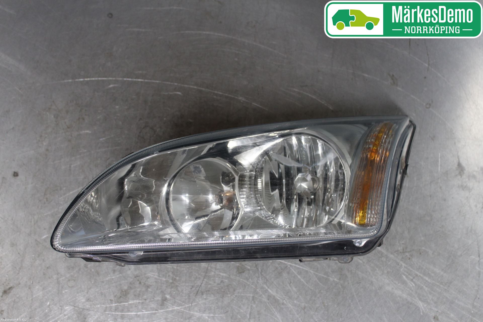 Ford FOCUS     04-07 Strålkastare Vänster