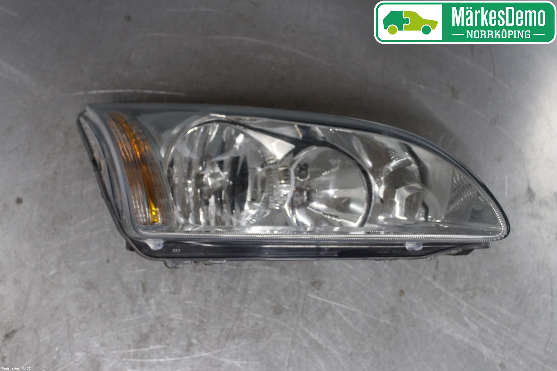 Ford FOCUS     04-07 Strålkastare Höger