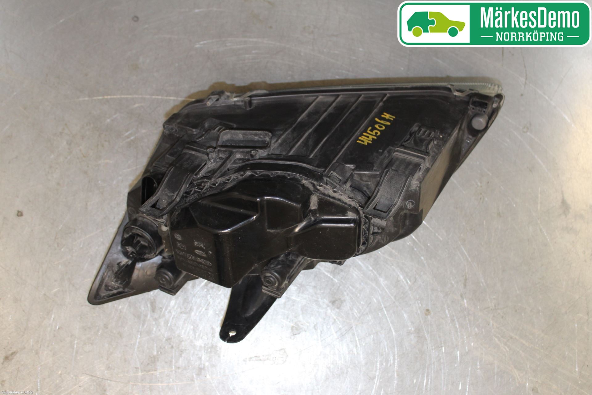 Ford FOCUS     04-07 Strålkastare Höger