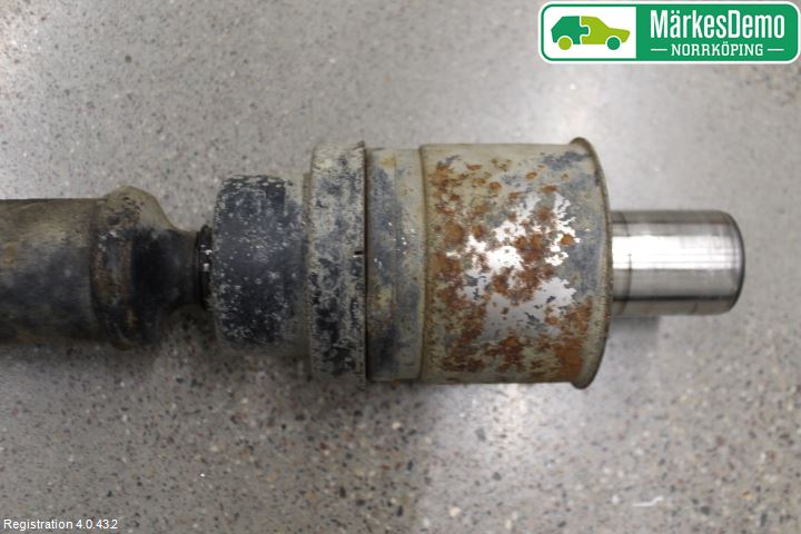 Mitsubishi PAJERO  99-06 Mellanaxel Främre