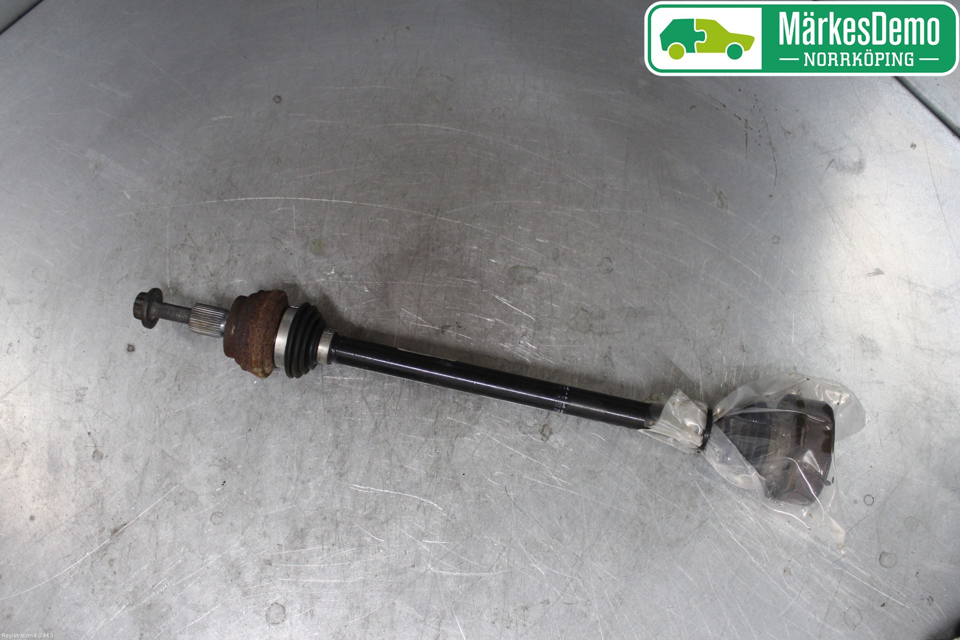 Volkswagen VW PASSAT 15-19 Drivaxel Bak Vänster