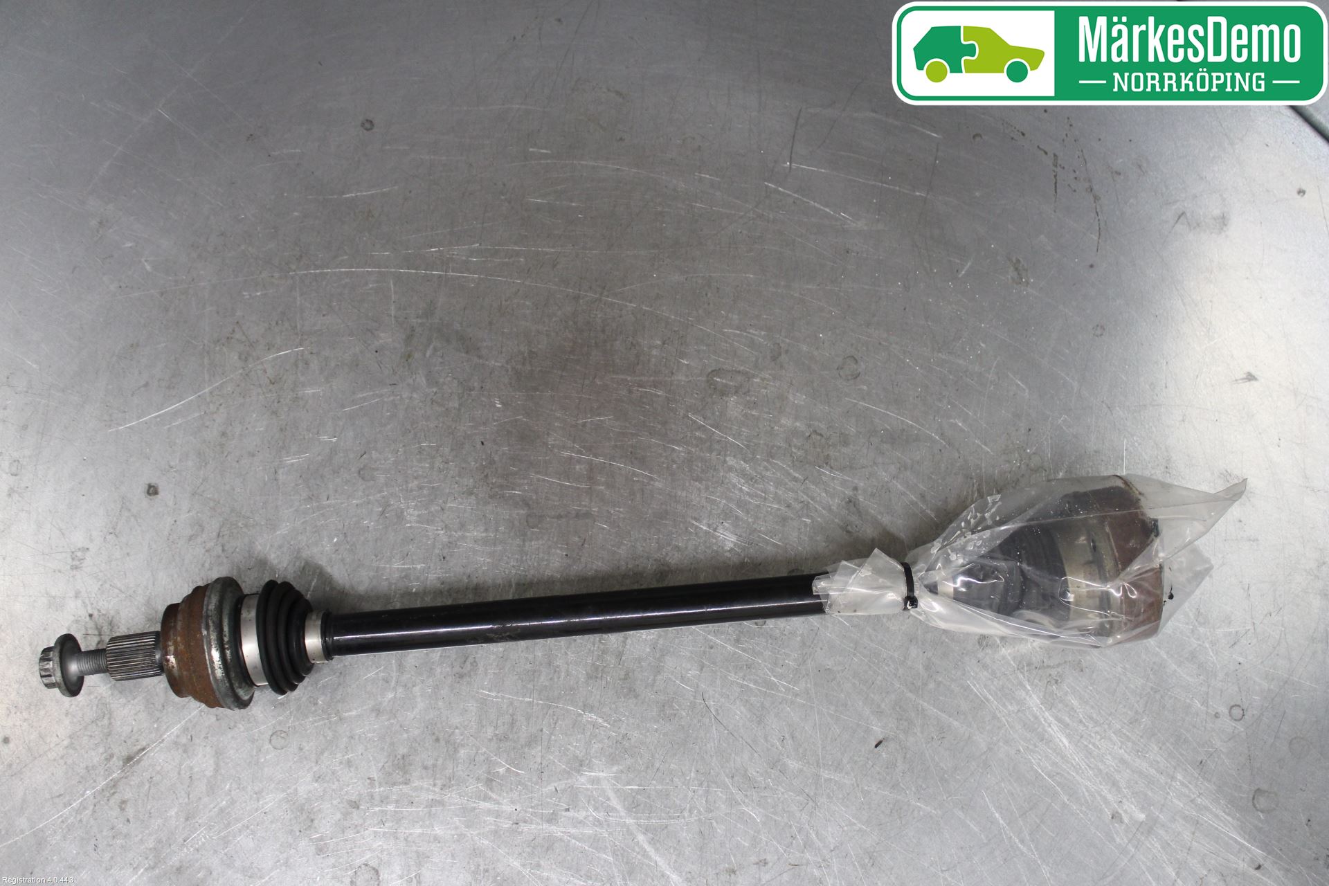 Volkswagen VW PASSAT 15-19 Drivaxel Bak Höger