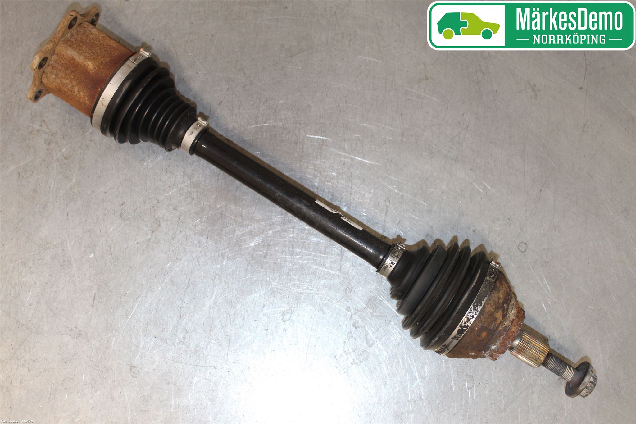 Volkswagen VW PASSAT 11-14 Drivaxel Fram Höger