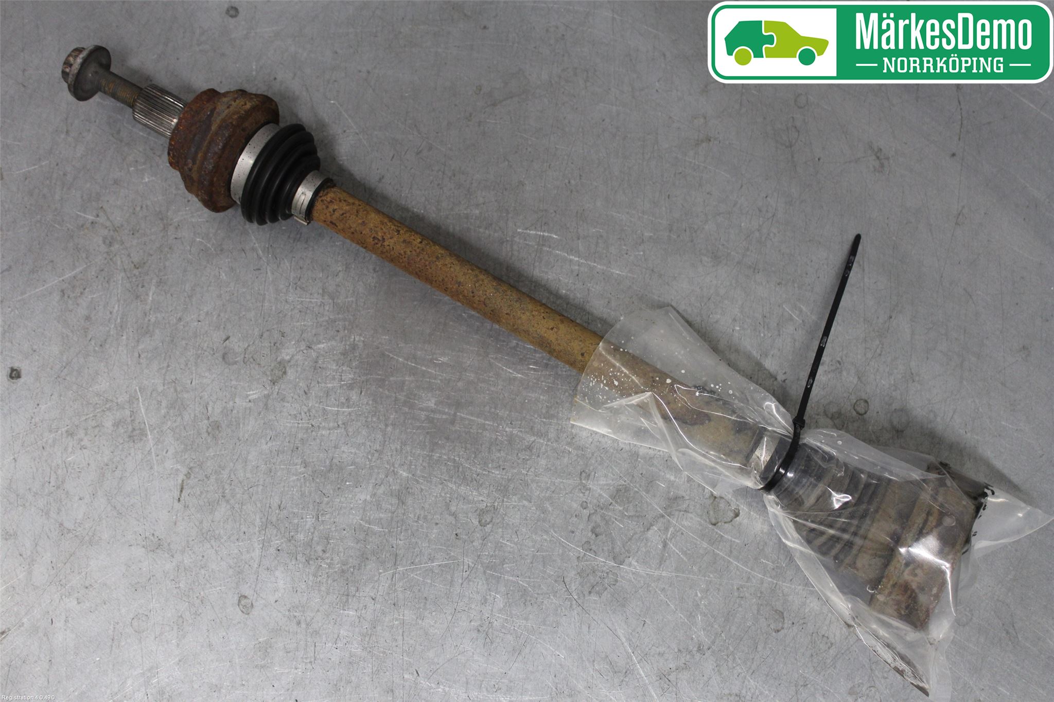 Volkswagen VW PASSAT 11-14 Drivaxel Bak Vänster
