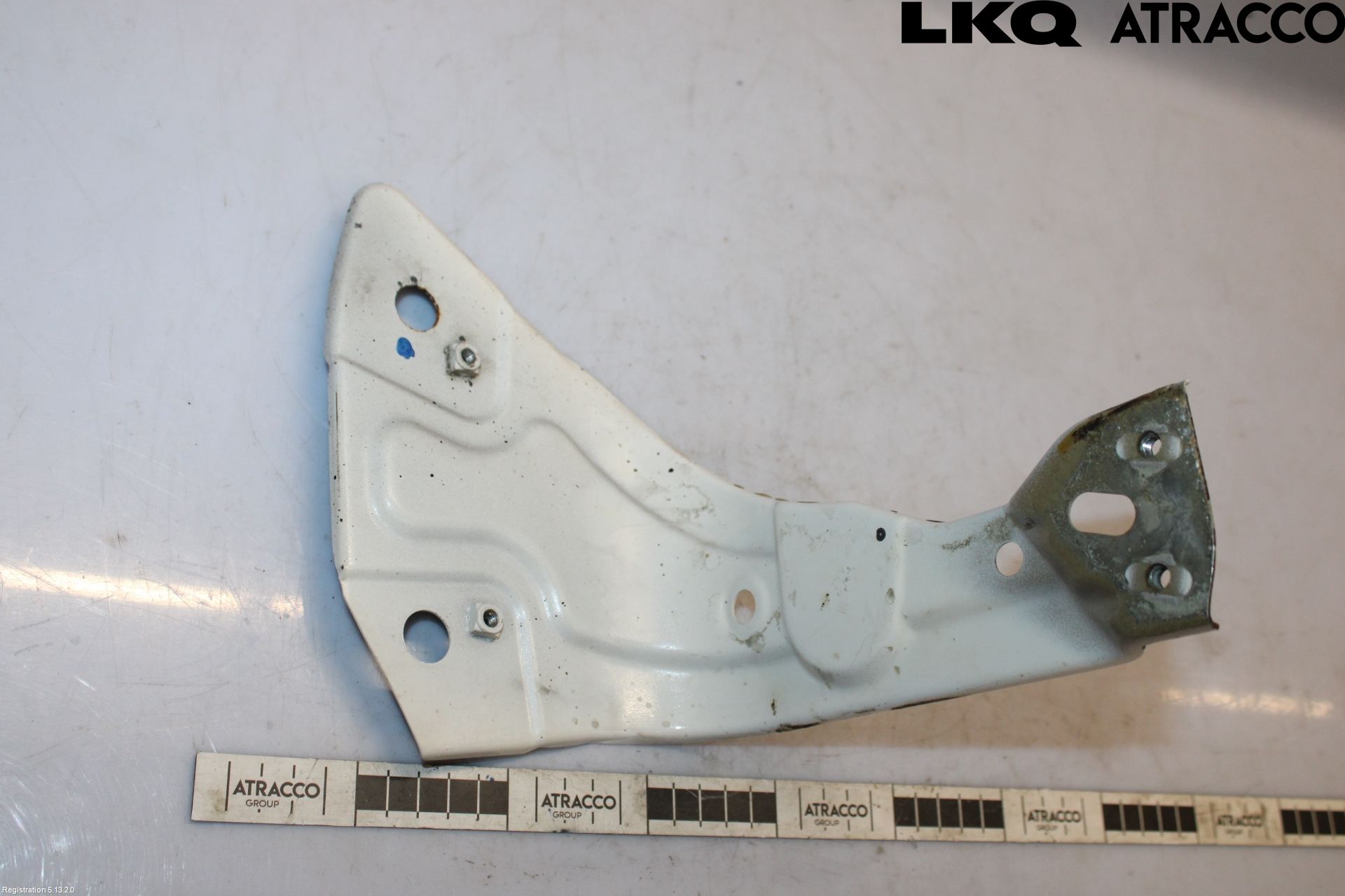 Volkswagen VW PASSAT 11-14 Skärmfäste Fram Hö