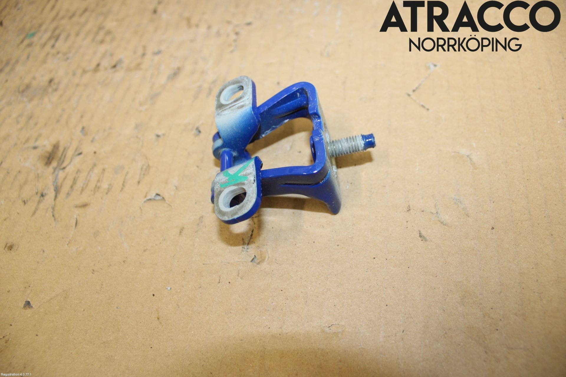 Skoda SCALA 19- Bakluckegångjärn Vä