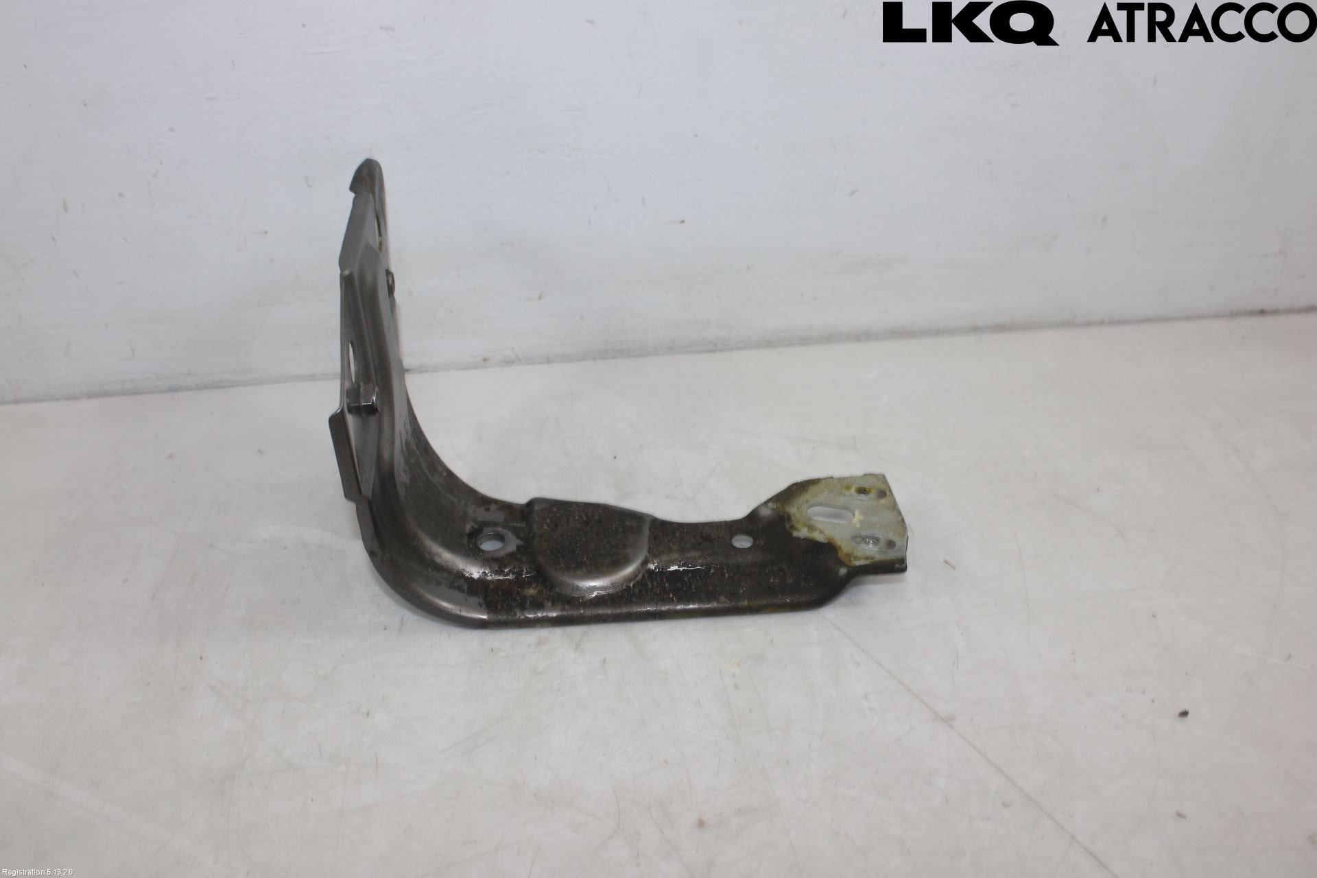 Volkswagen VW PASSAT 11-14 Skärmfäste Fram Hö