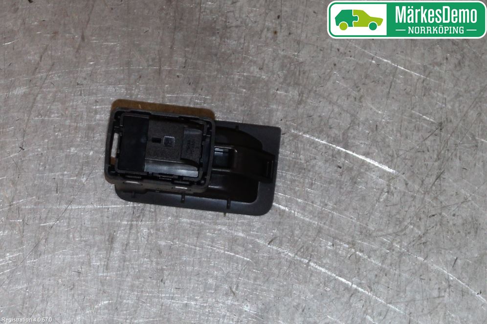 Audi A6 F2/C8 19- Strömställare Baklucka