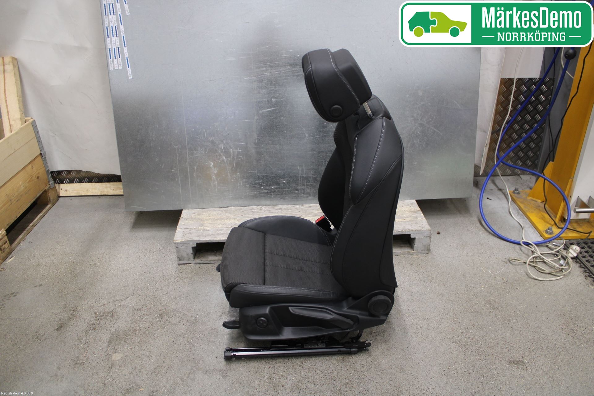 Audi A4/S4 B9 20- Inredning Stol Fram Vä