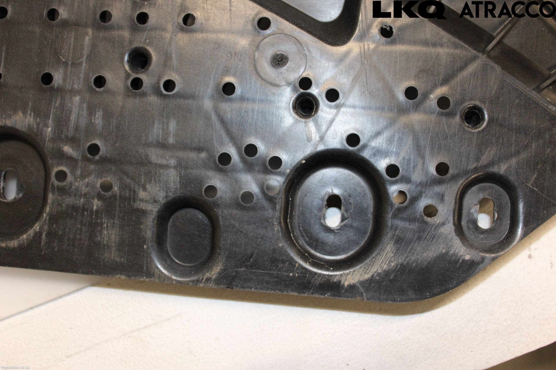 Audi A4/S4 B9 20- Hasplåt Plåt-Plast