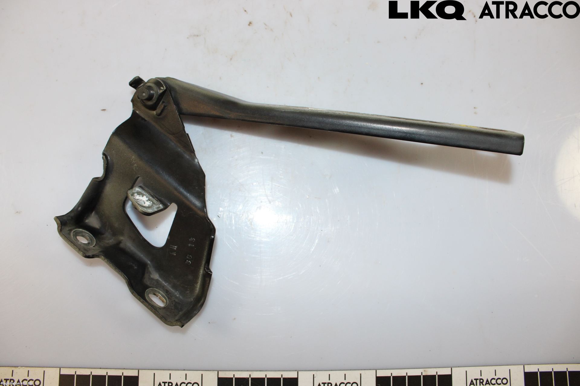 Audi A4 12-15 Huvgångjärn