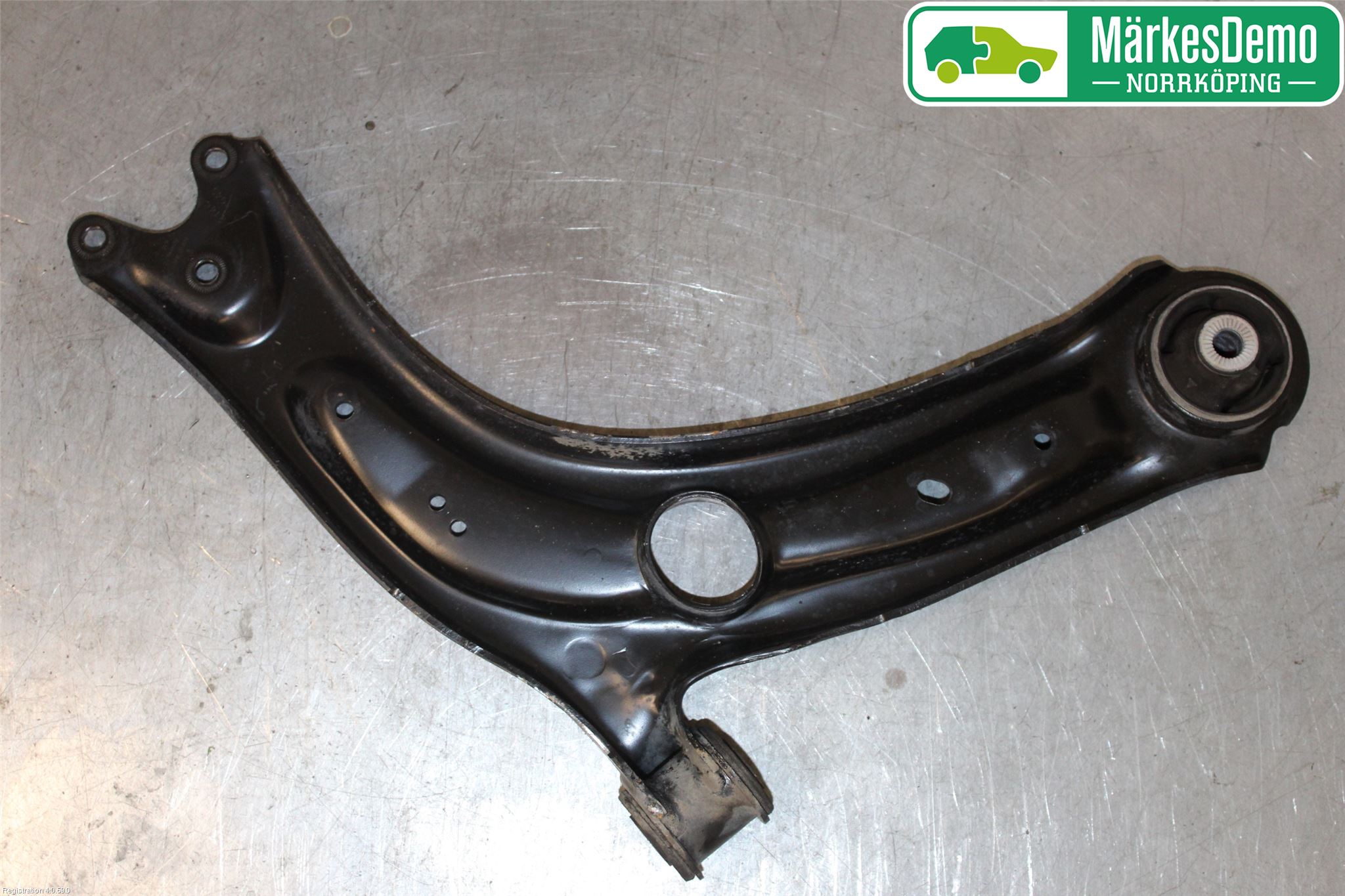 Volkswagen VW PASSAT 15-19 Bärarm Fram Undre Vä