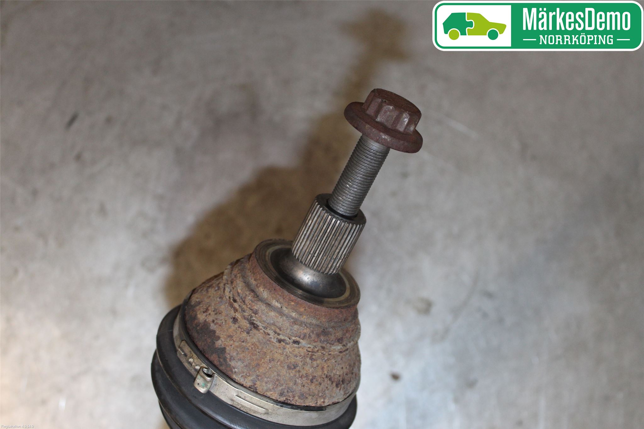 Volkswagen VW CADDY 11-15 Drivaxel Fram Höger