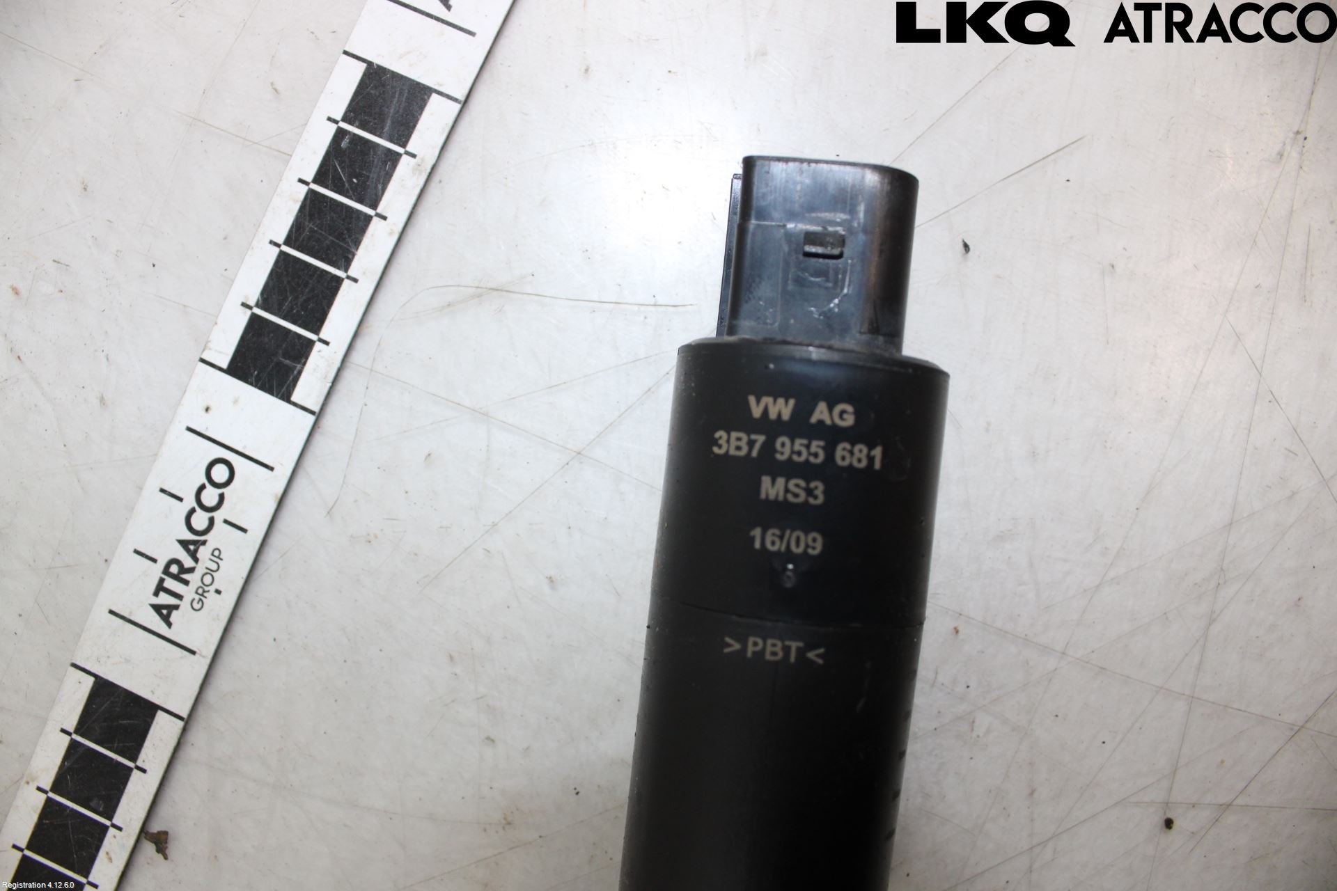 Volkswagen VW CADDY      04-10 Spolarpump Vindruta