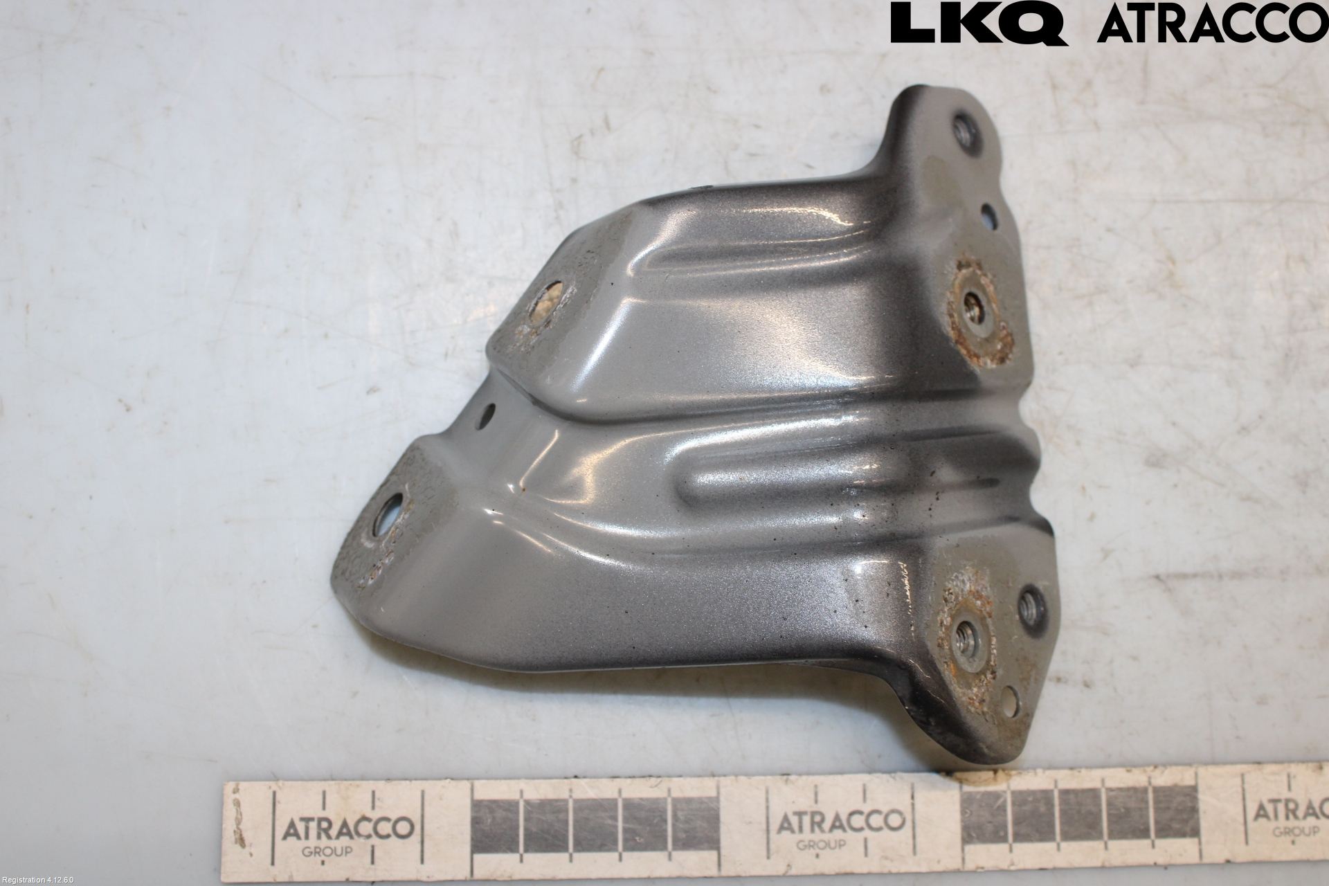 MG 4 23- Skärmfäste Fram Vä