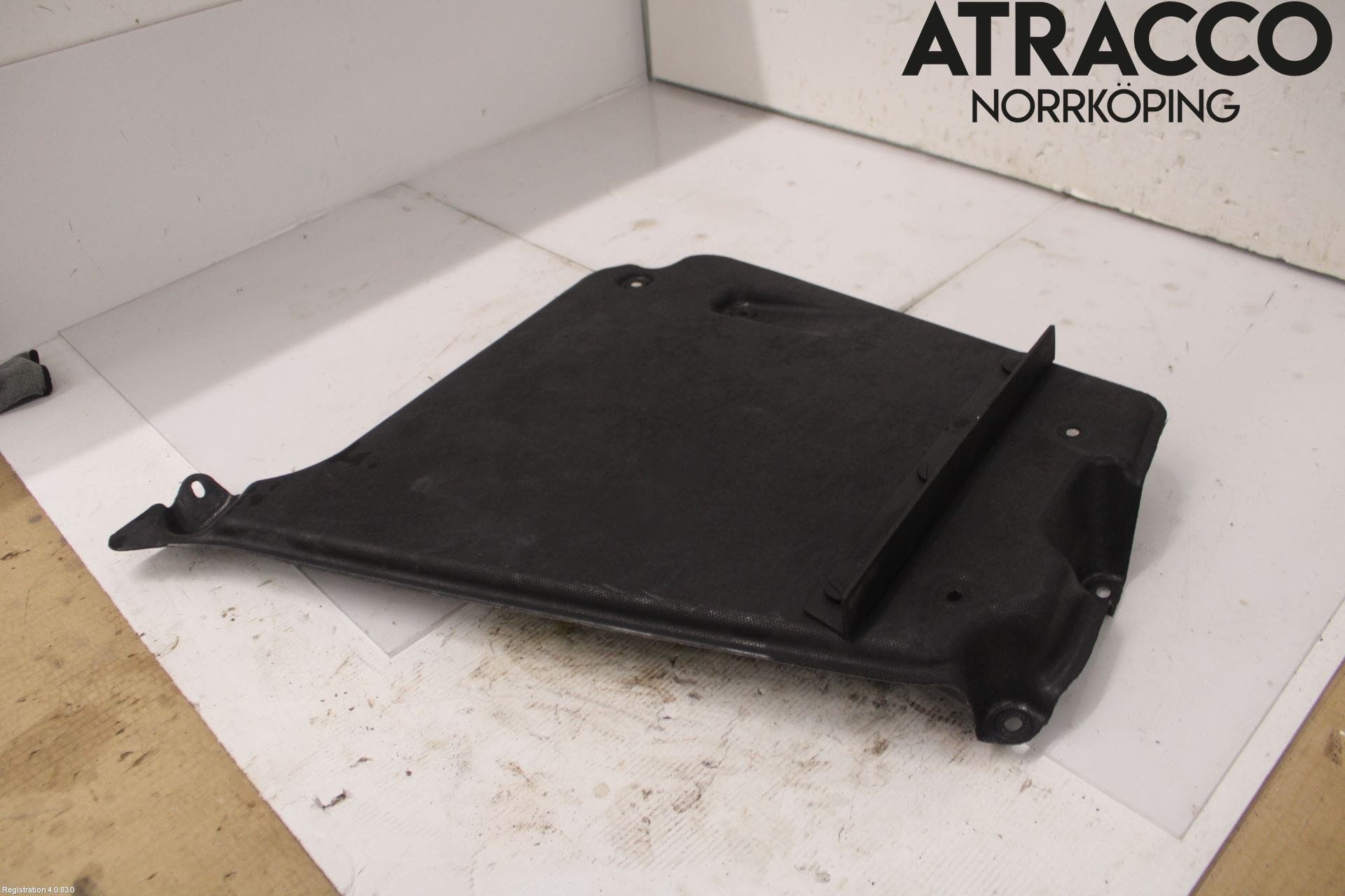 Audi A6 F2/C8 19- Hasplåt Plåt-Plast