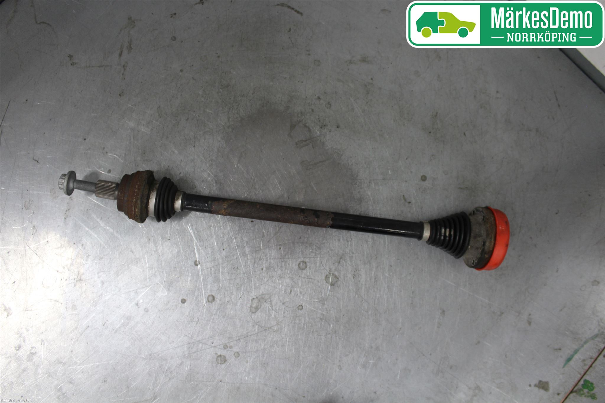 Volkswagen VW PASSAT 15-19 Drivaxel Bak Höger