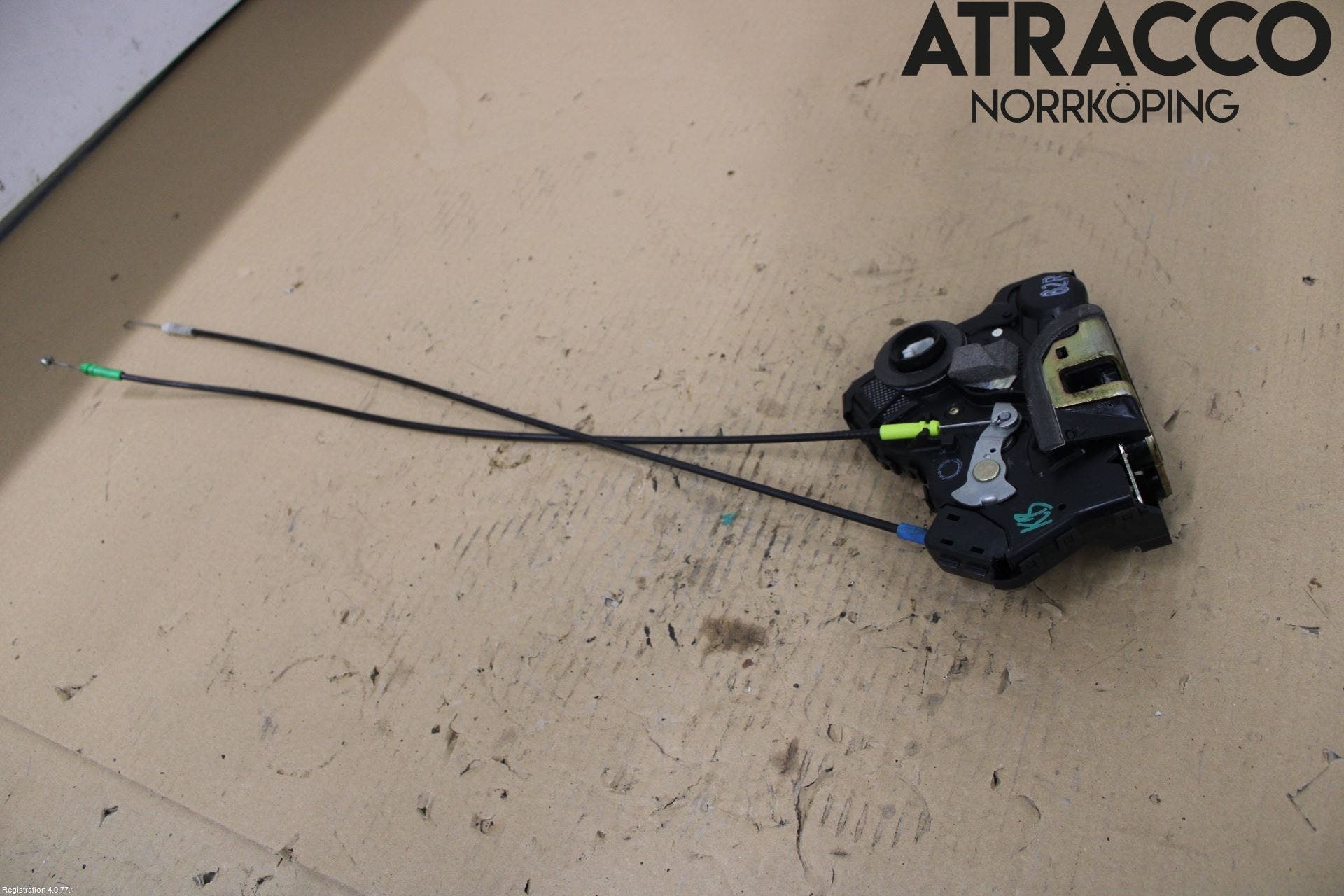 Toyota AVENSIS 03-06 Låskista-Dörrlås