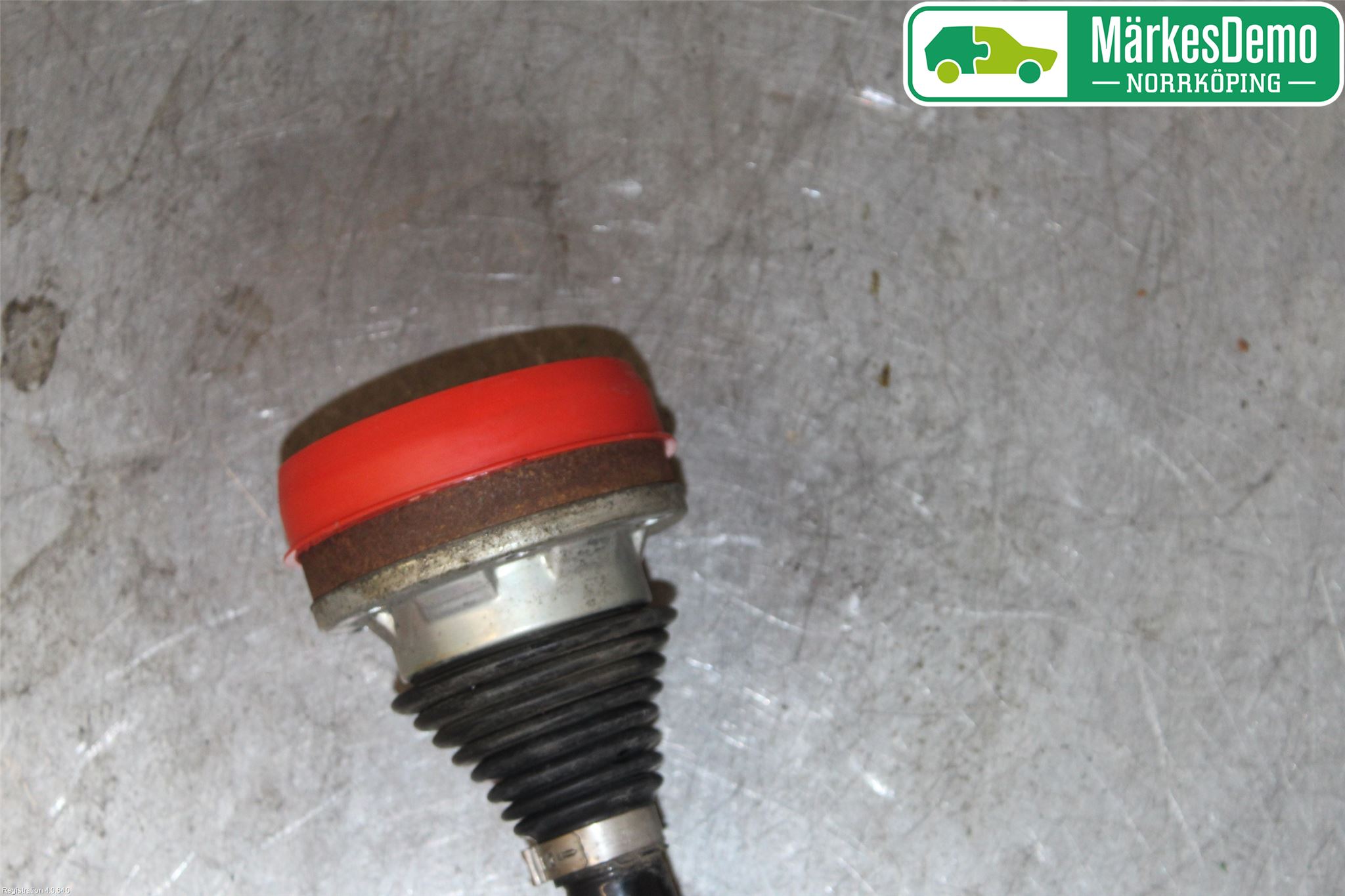 Volkswagen VW PASSAT 15-19 Drivaxel Bak Höger