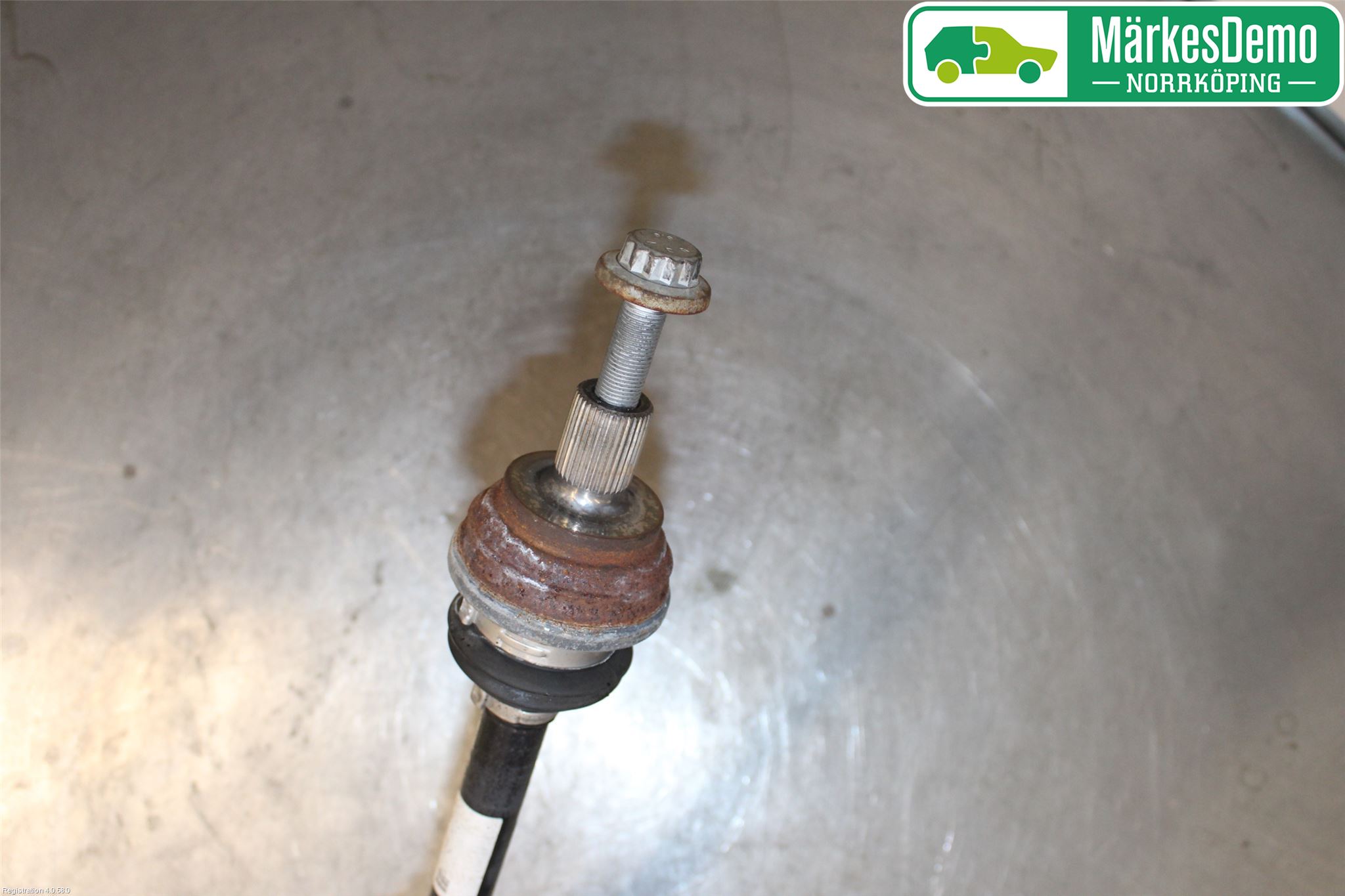 Volkswagen VW PASSAT 15-19 Drivaxel Bak Höger
