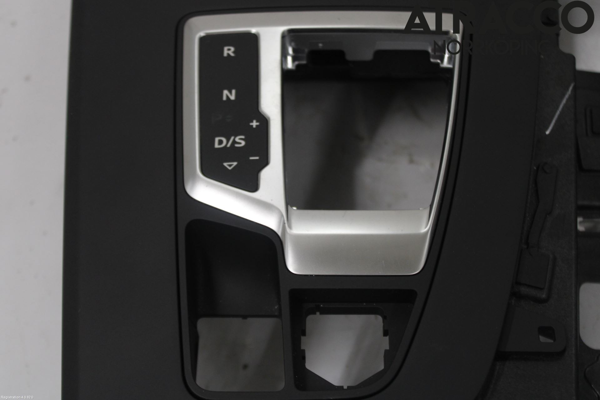 Audi Q5/SQ5 17- Instrumentkonsoll Mitt
