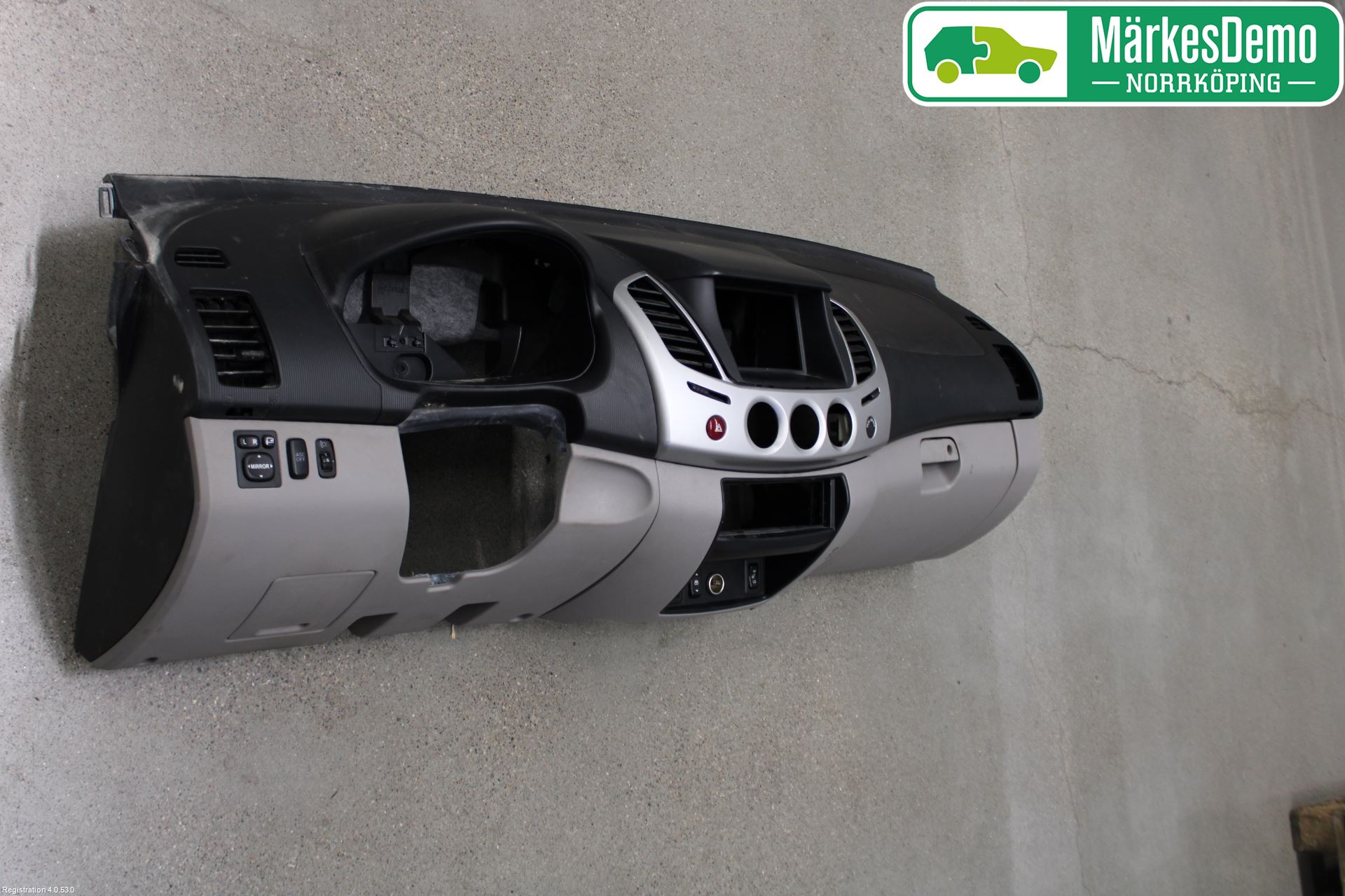 Mitsubishi L200 06-15 Instrumentbräda