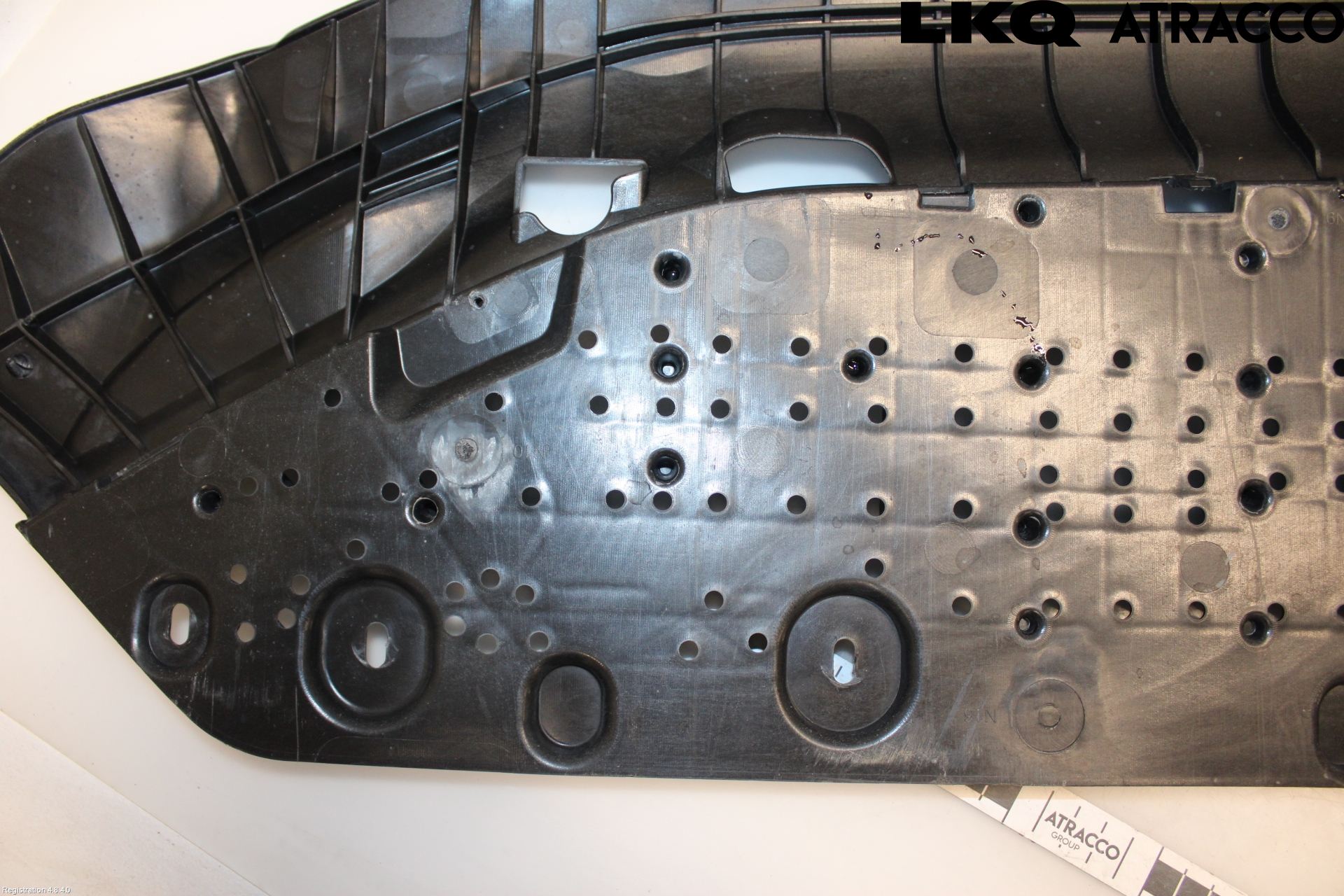 Audi A4/S4 B9 20- Hasplåt Plåt-Plast