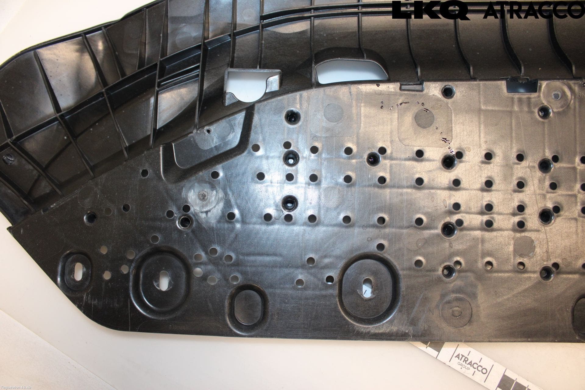 Audi A4/S4 B9 20- Hasplåt Plåt-Plast