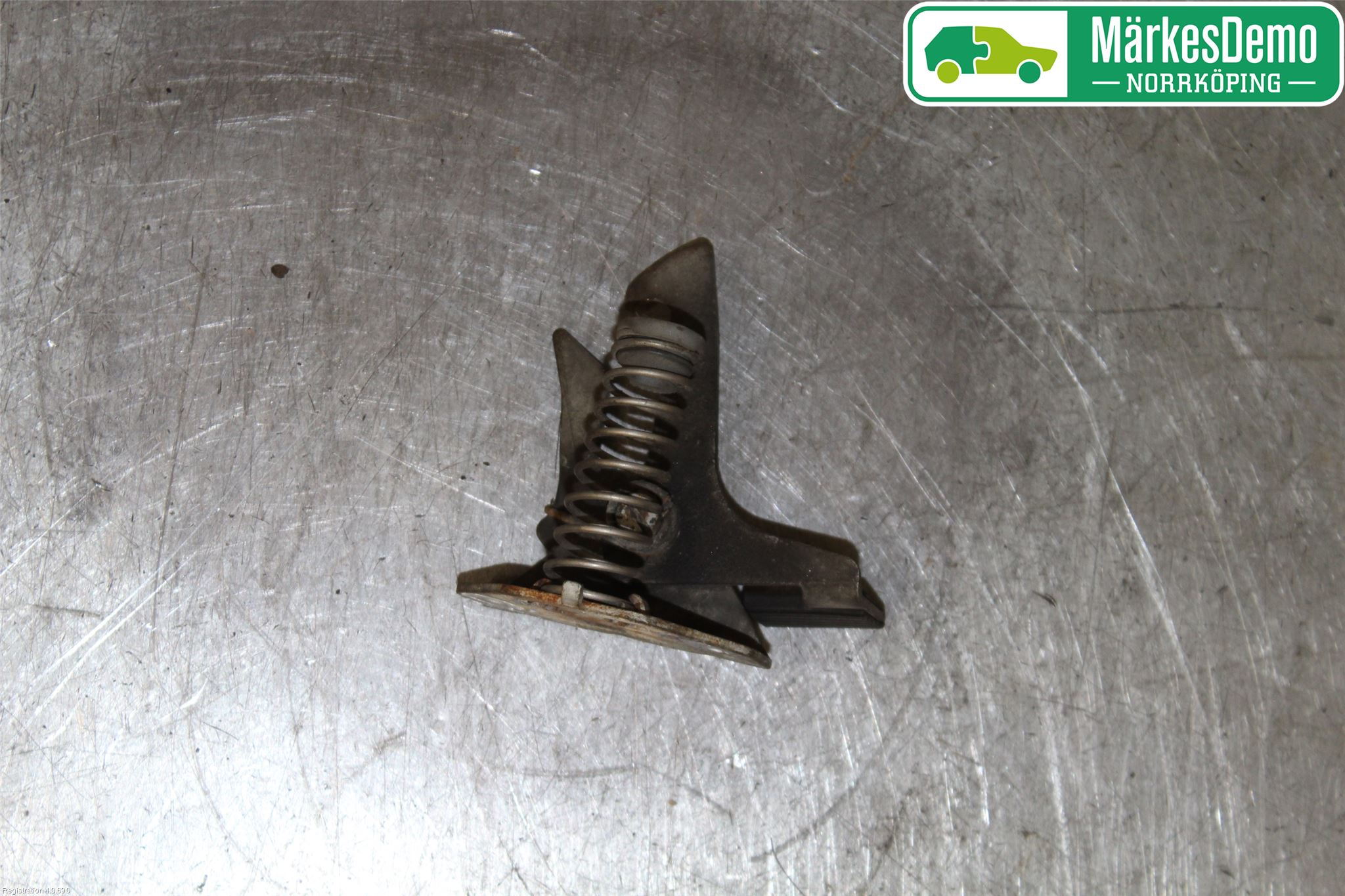 Volvo XC70 01-04 Huv Spärr