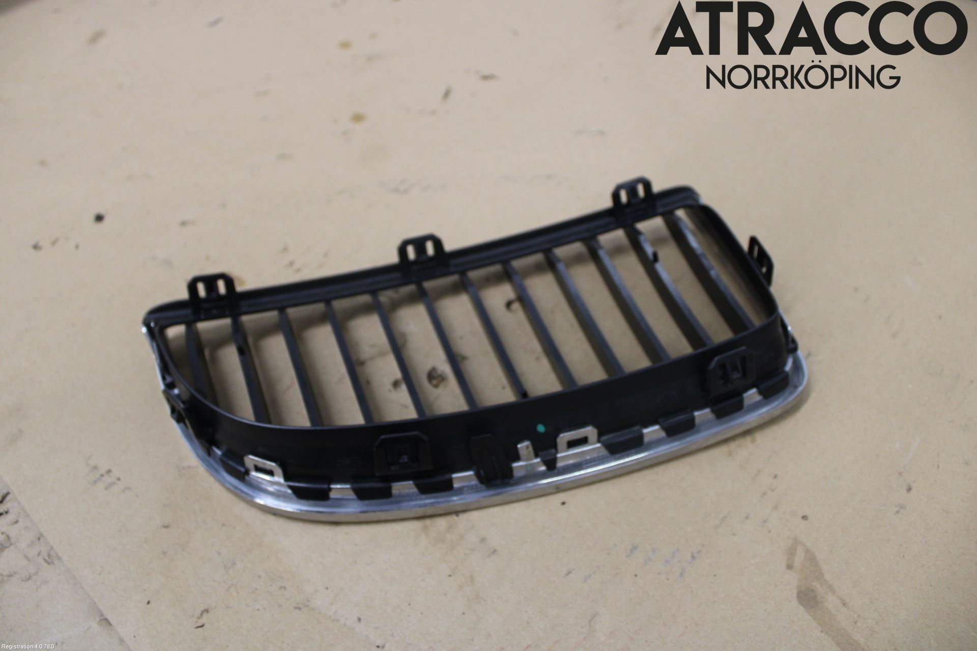 BMW 3 E90/91 SED/TOU 05-12 Grilldel Vänster