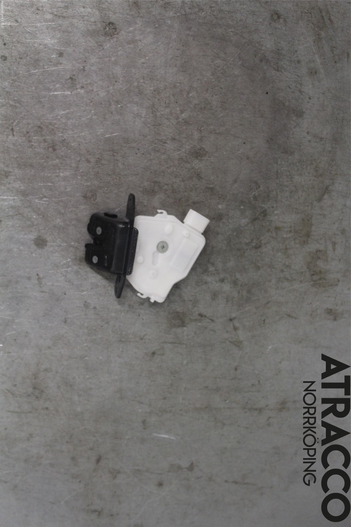 Toyota YARIS XP130 15-20 Låskista Baklucka