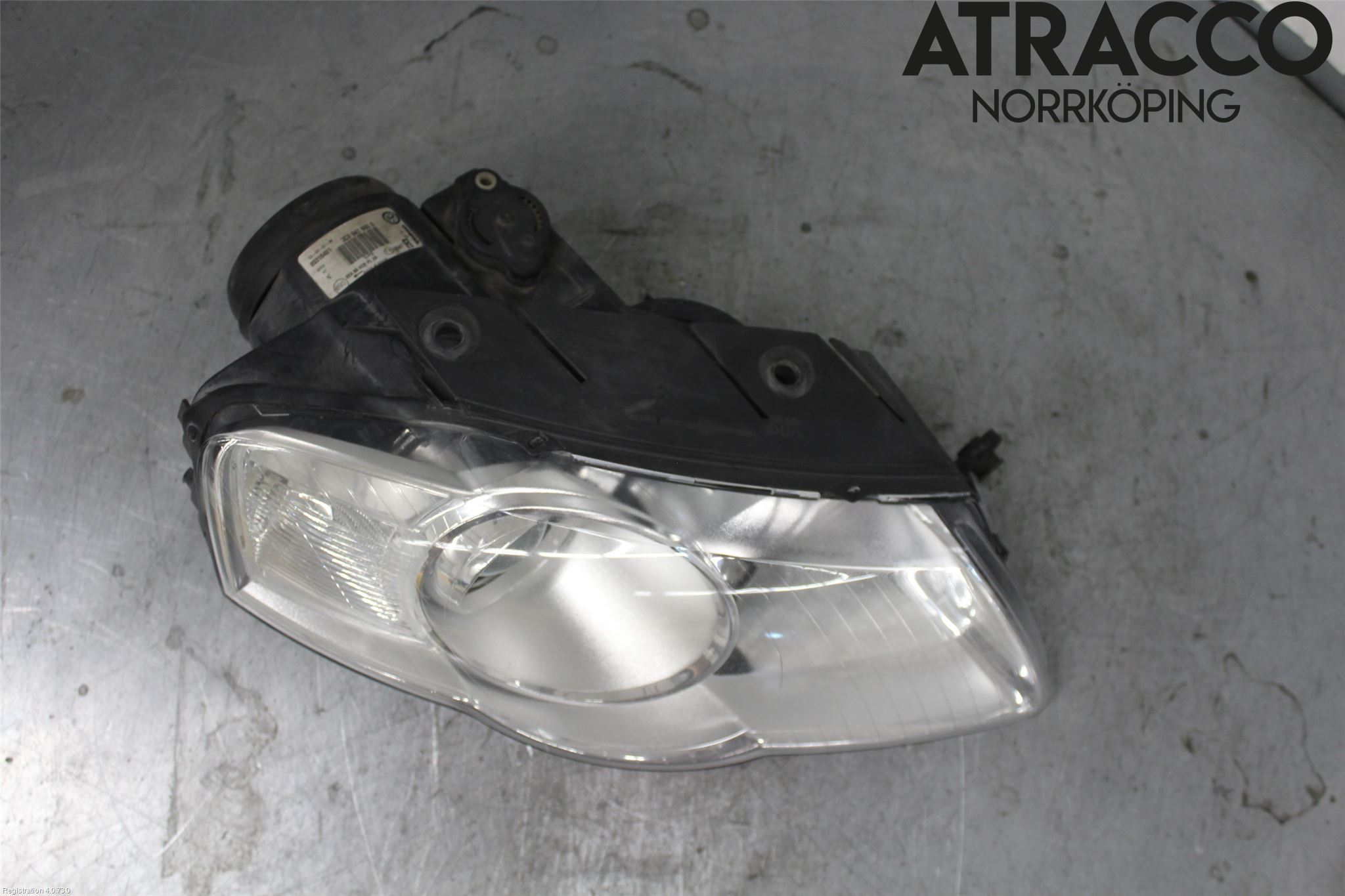 Volkswagen VW PASSAT 05-11 Strålkastare Höger