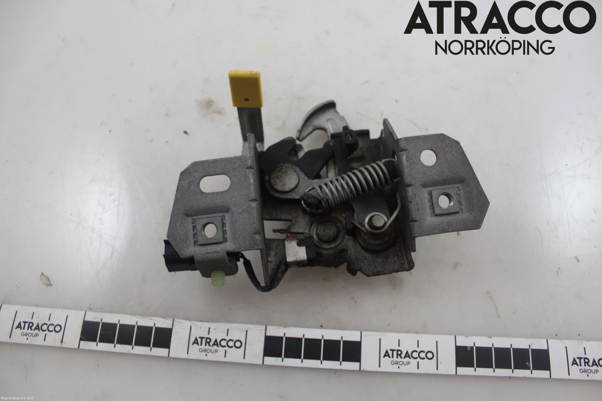 Volvo S40 04-07 Front Huvlåsplåt-Balk