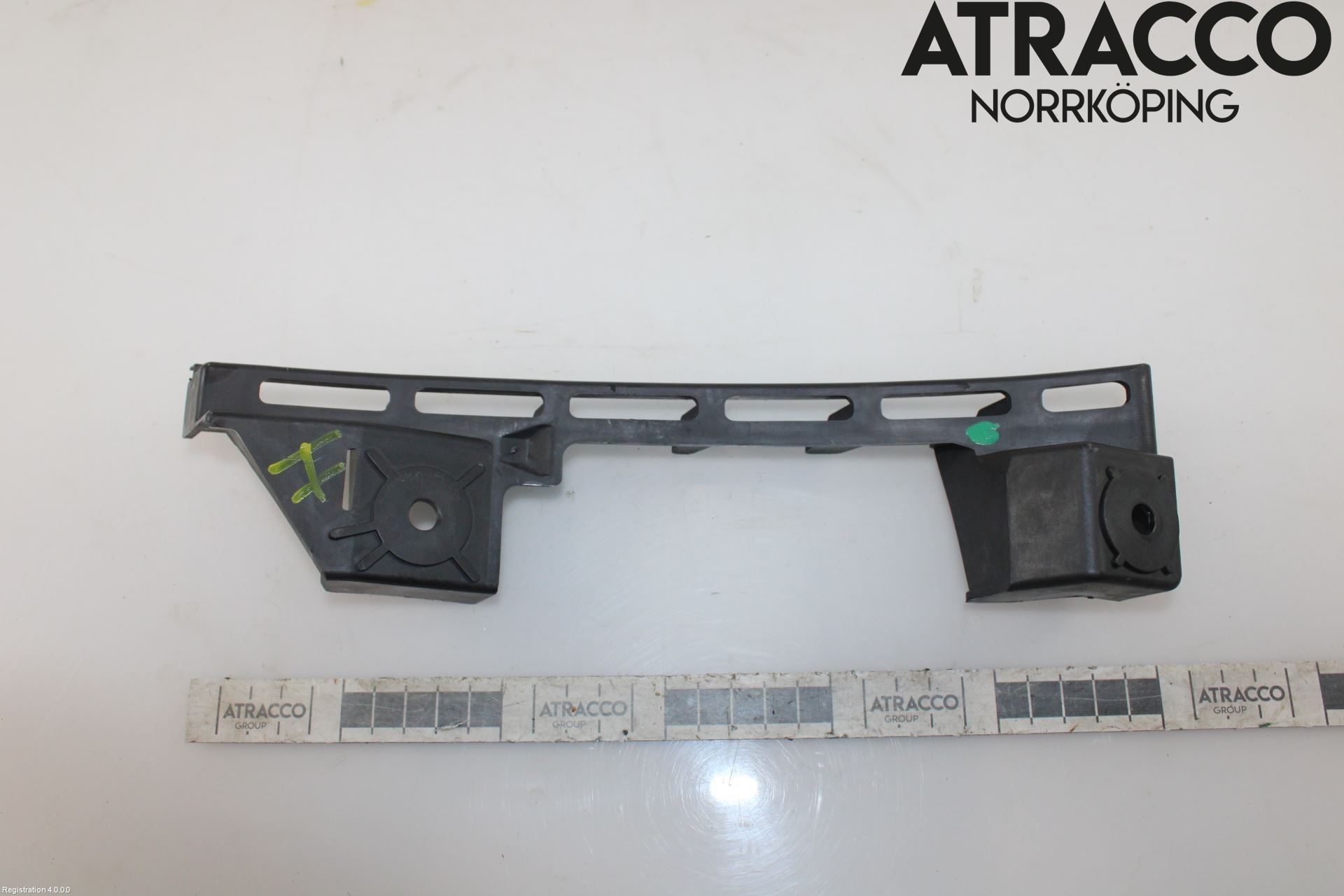 Volkswagen VW CADDY      04-10 Stötfångarfäste Fram Hö