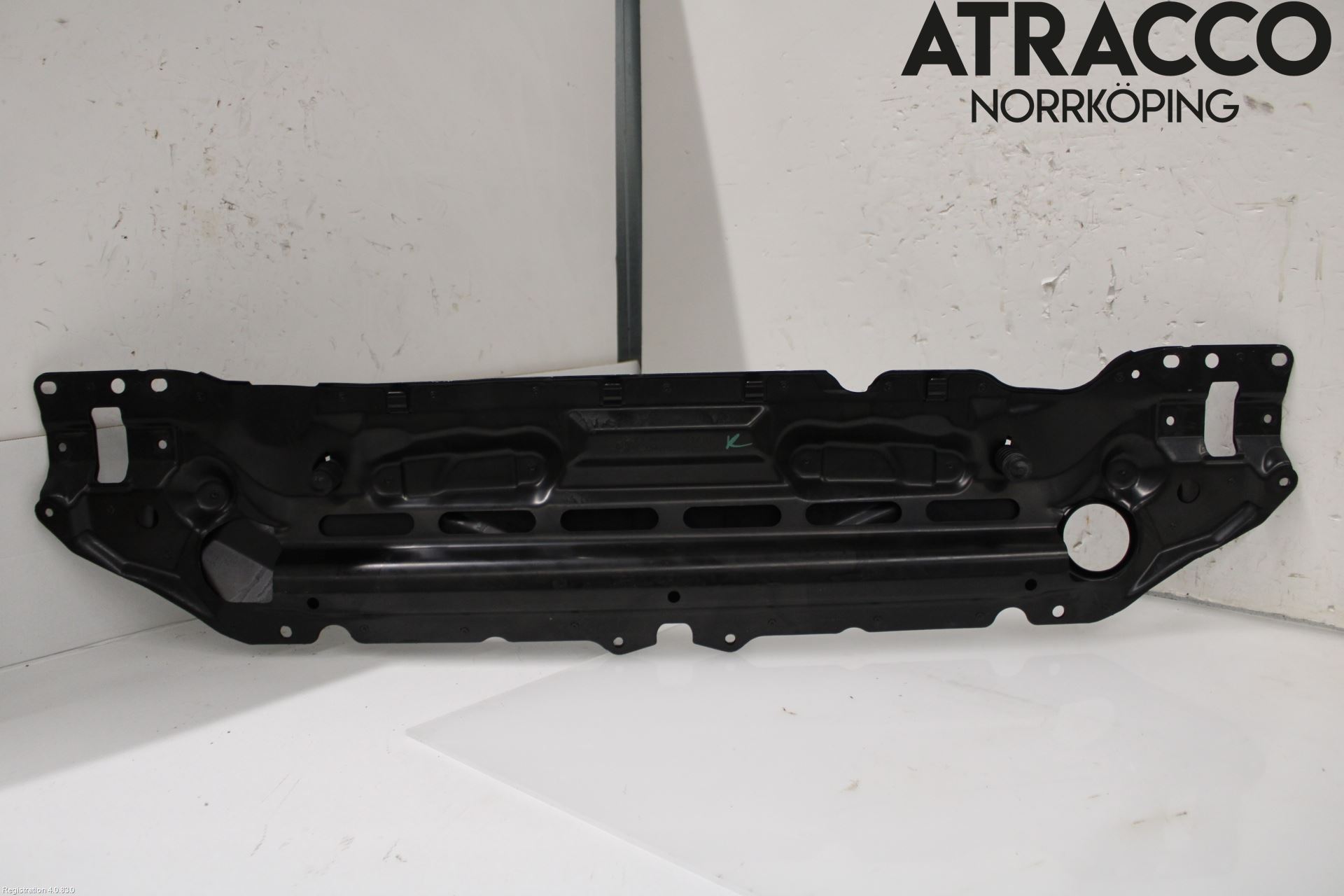 BMW 5 E60/61 Sed/Tou 02-10 Front Huvlåsplåt-Balk