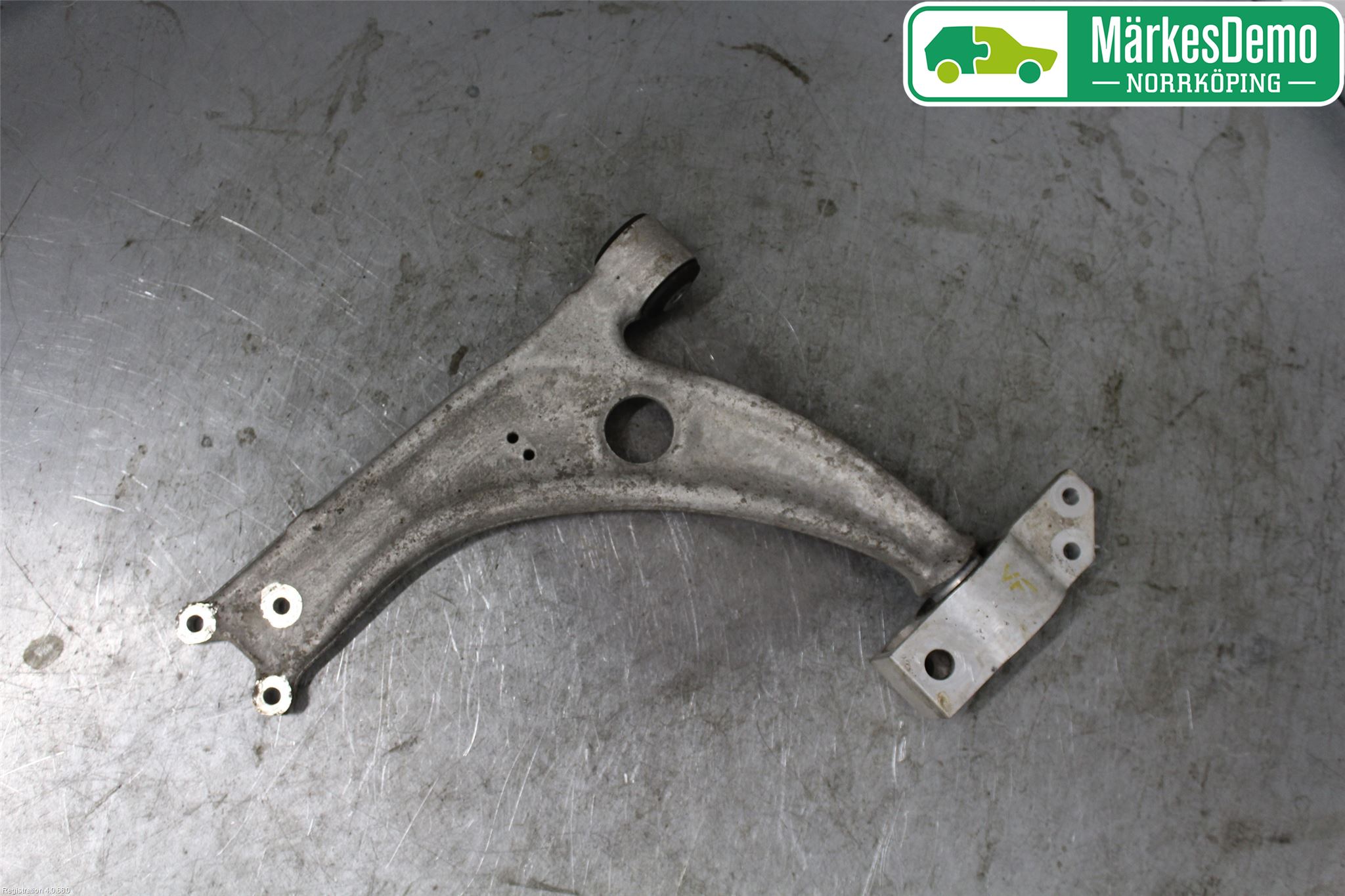 Volkswagen VW PASSAT 05-11 Bärarm Fram Undre Vä