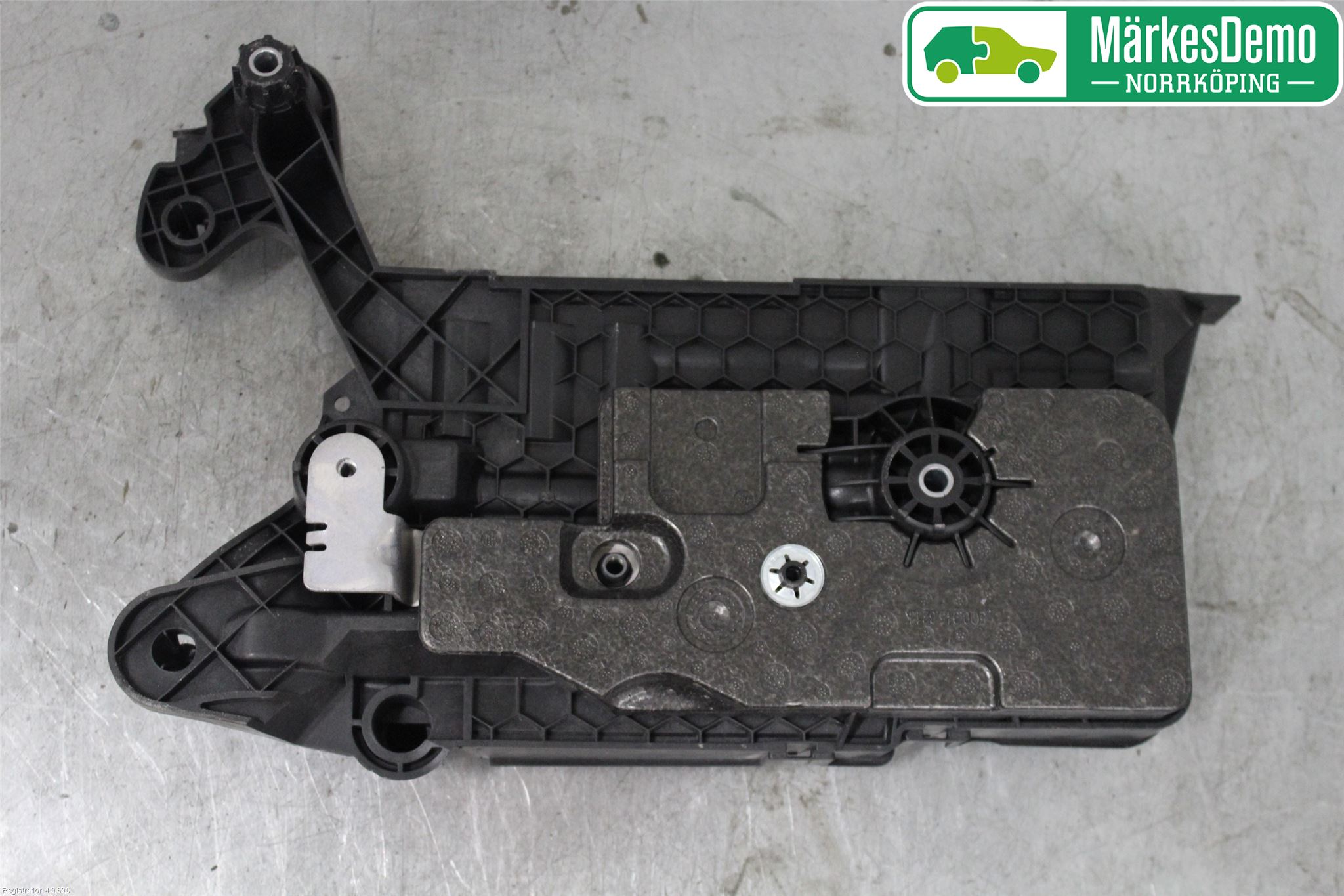 Audi Q2/SQ2 17- Batterilåda-Fäste-Hållare