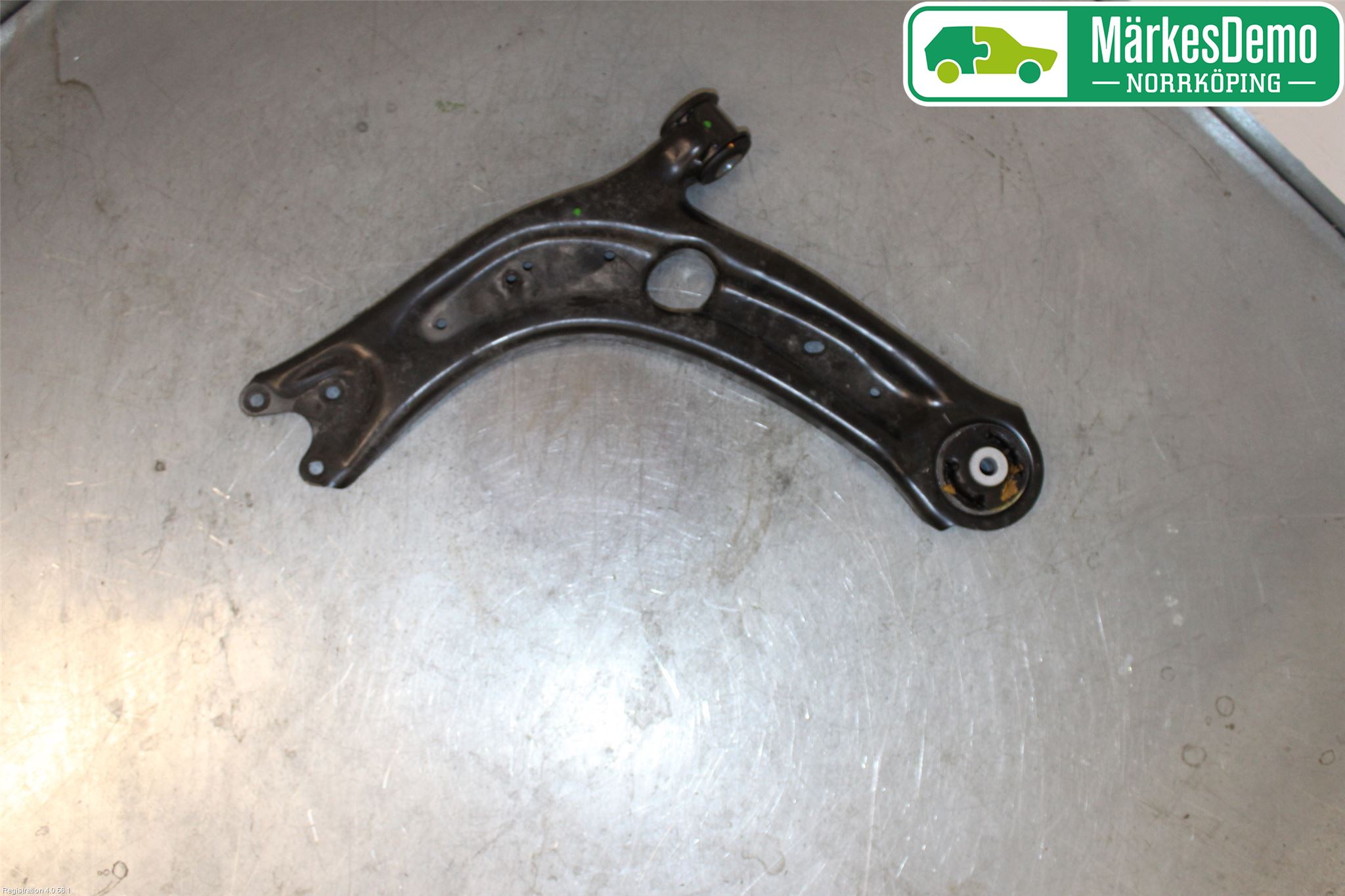 Skoda SUPERB 16-24 Bärarm Fram Undre Vä