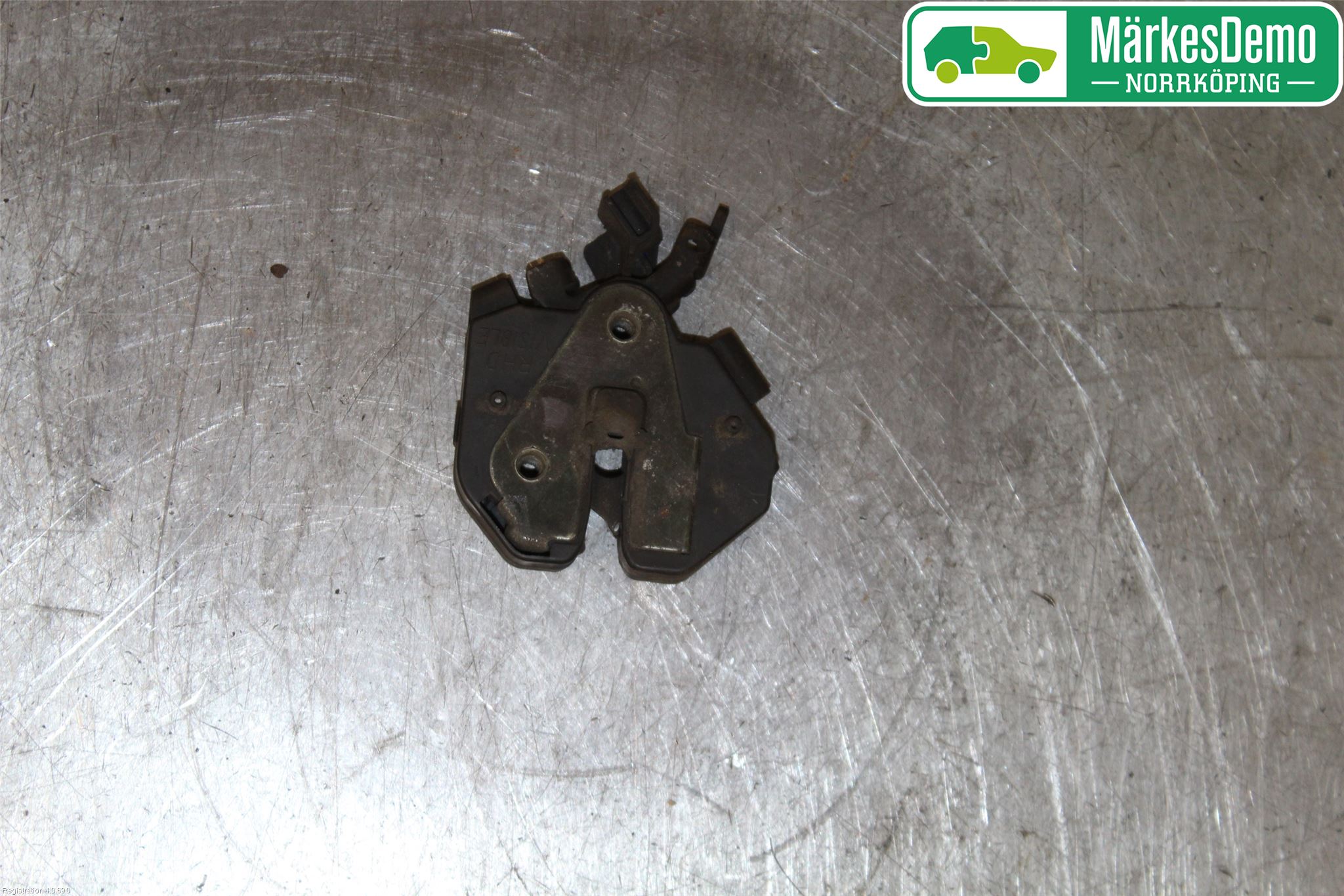 Volvo XC70 01-04 Huvlås