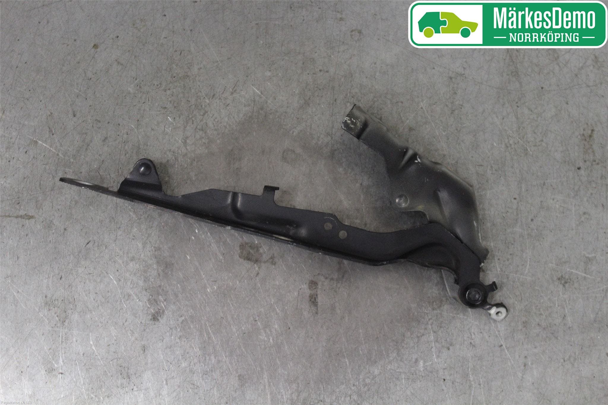 Volvo V70 08-13 Huvgångjärn