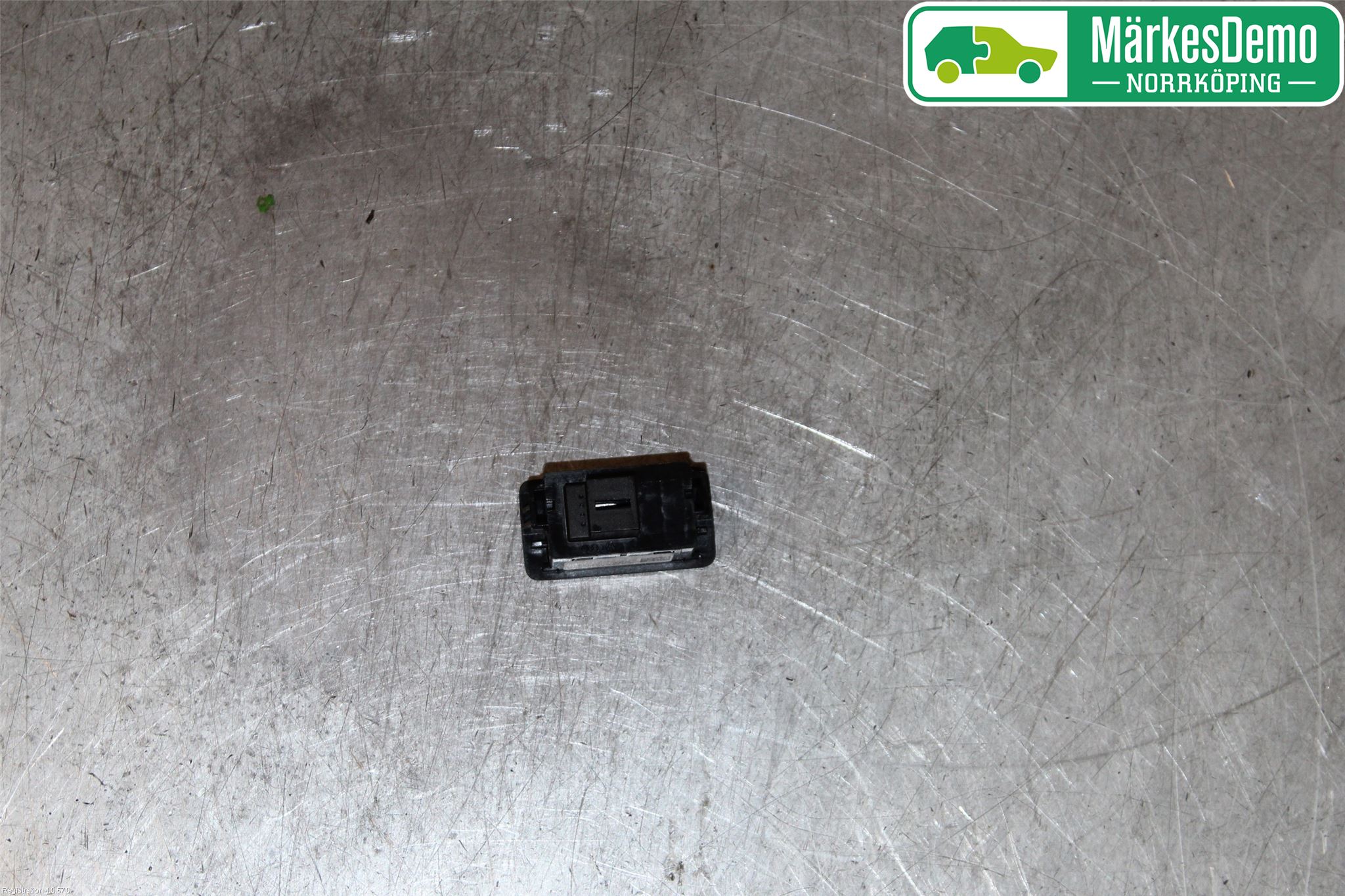 Audi A6 F2/C8 19- Strömställare Baklucka