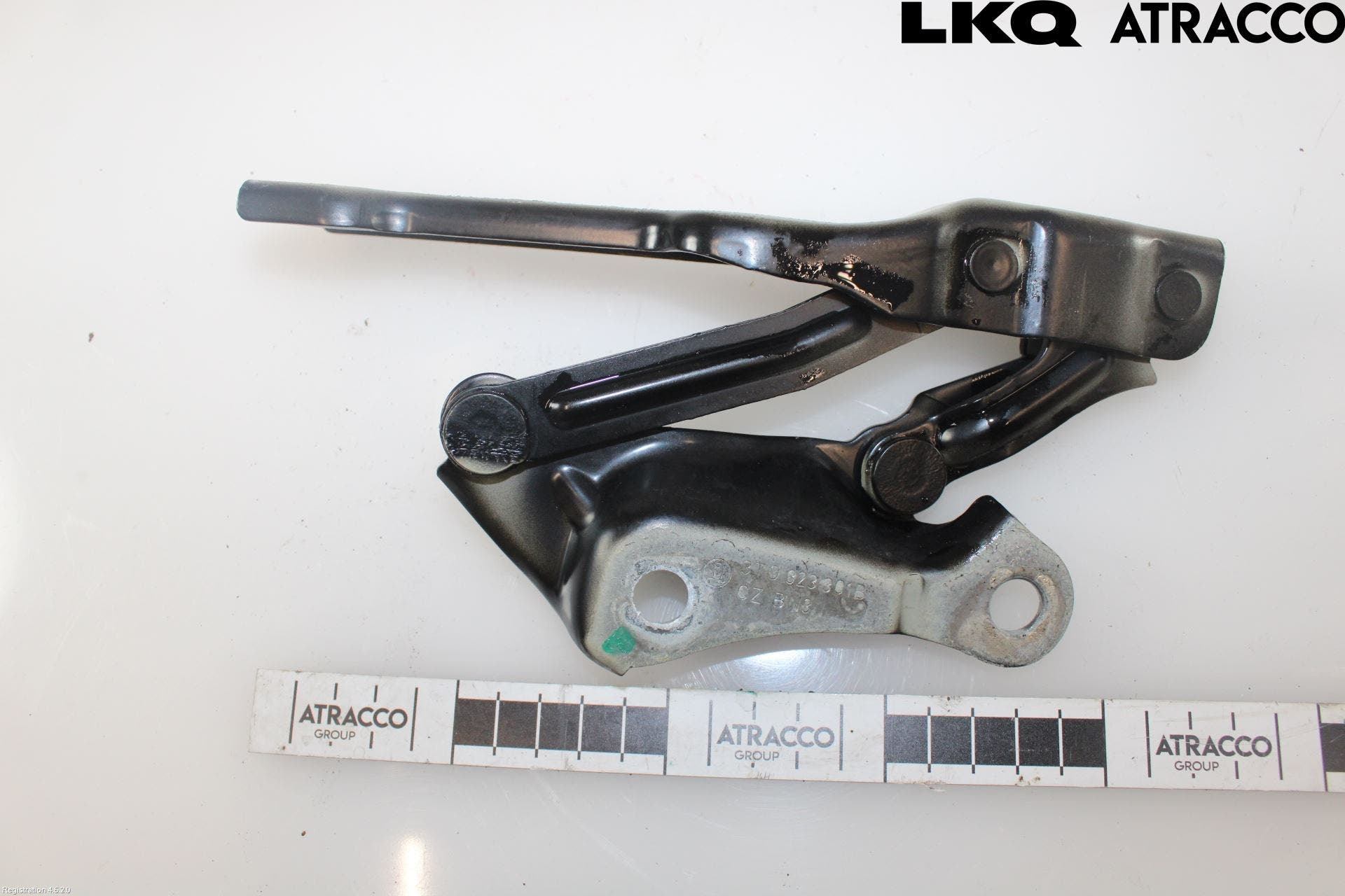 Skoda SUPERB 09-15 Huvgångjärn