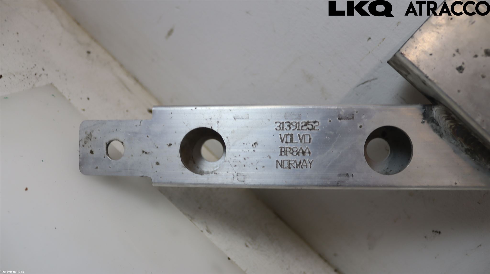 Volvo V90 17->> Kylarfäste-Ram-Balk