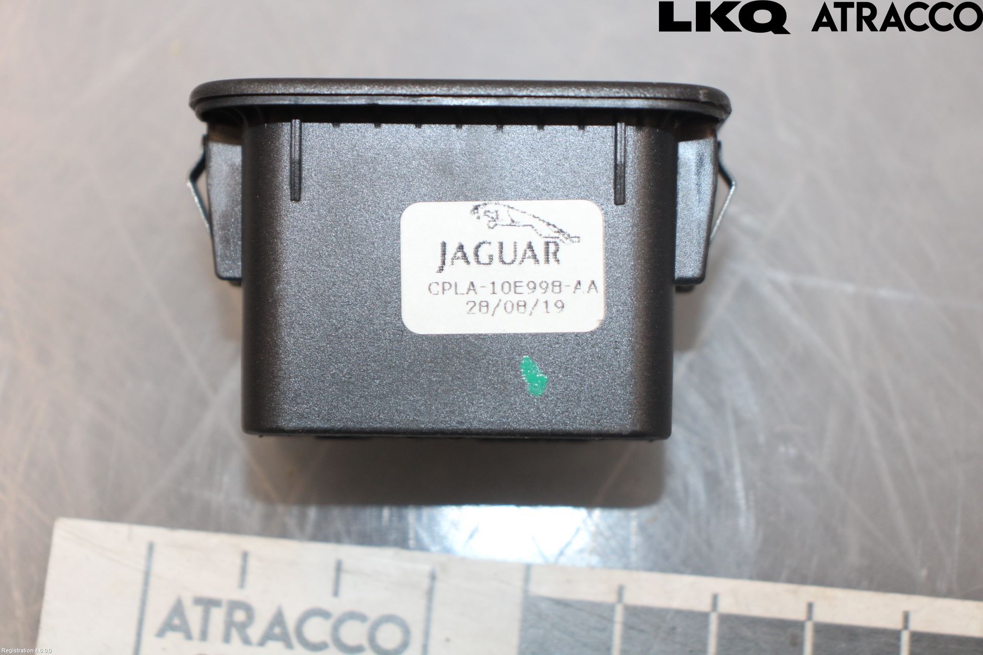 Jaguar F-PACE Strömställare Baklucka