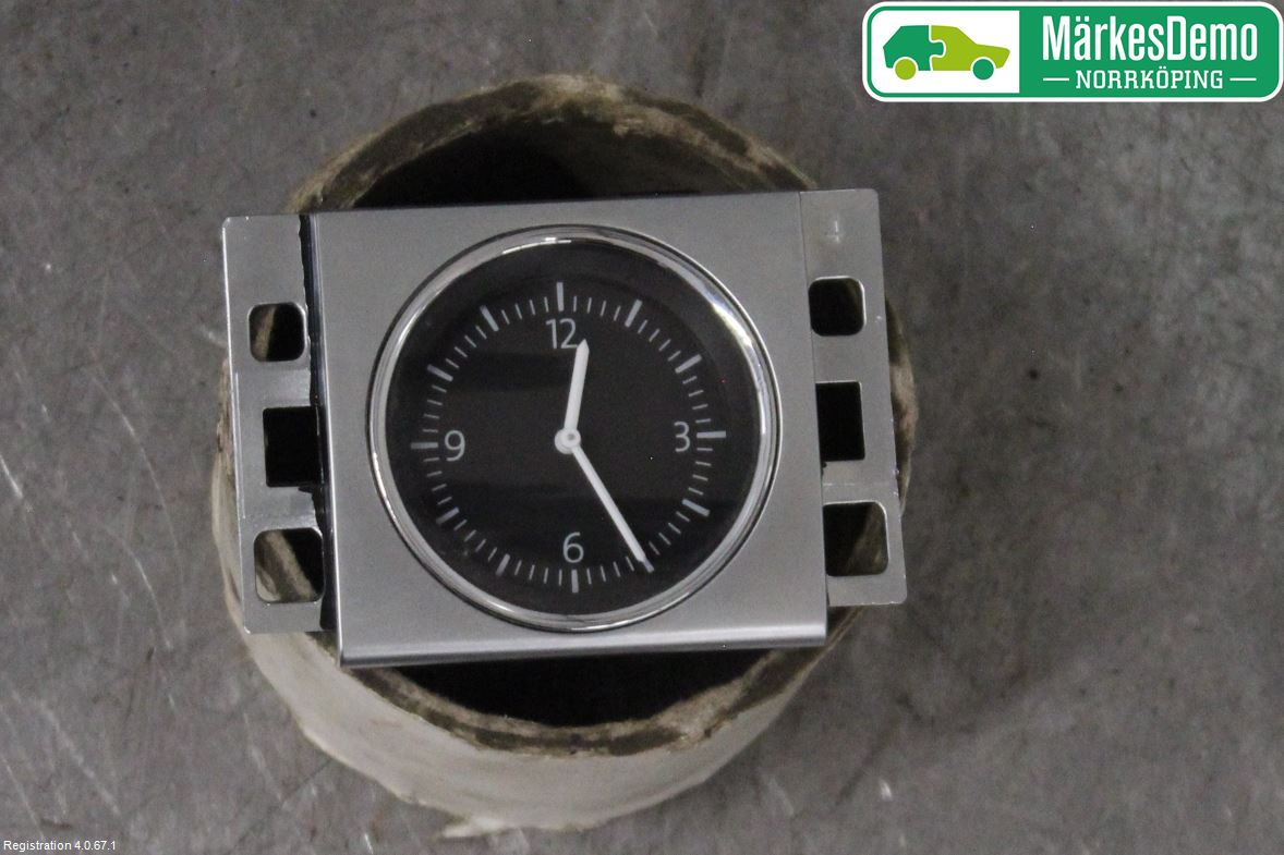 Volkswagen VW PASSAT 11-14 Instrument Klocka