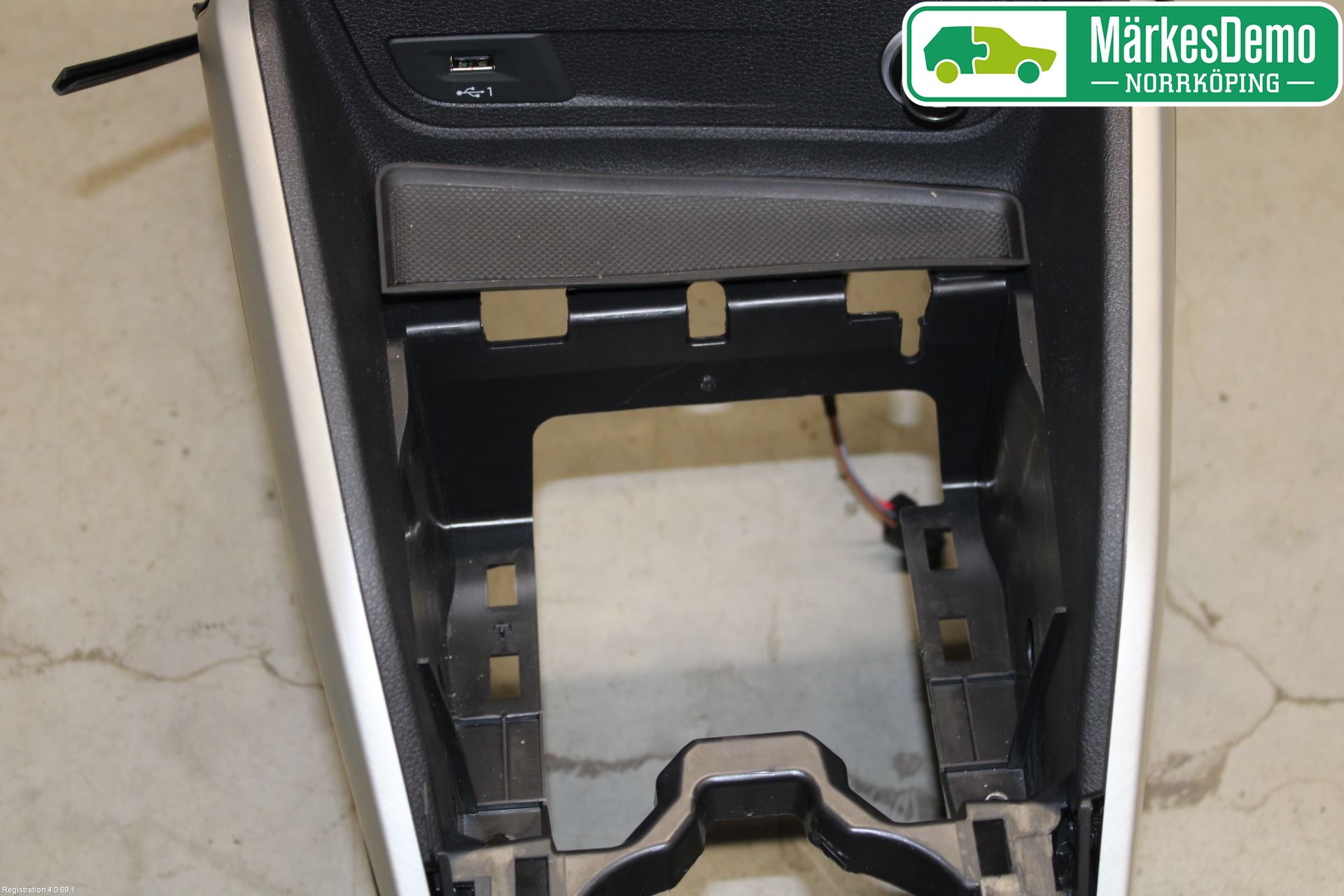 Audi Q2/SQ2 17- Instrumentkonsoll Mitt