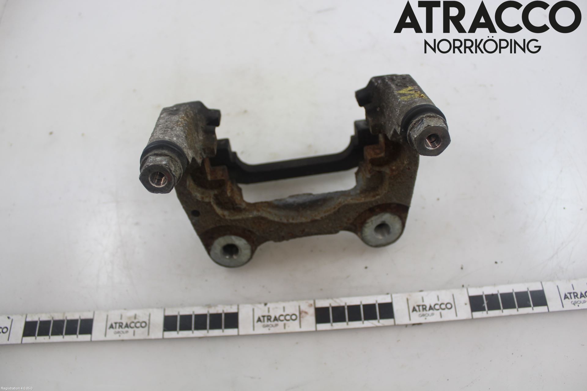 Toyota RAV4 19- Bromsokshållare