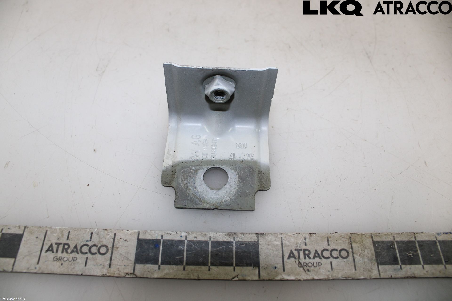 Volkswagen VW PASSAT 15-19 Skärmfäste Fram Hö