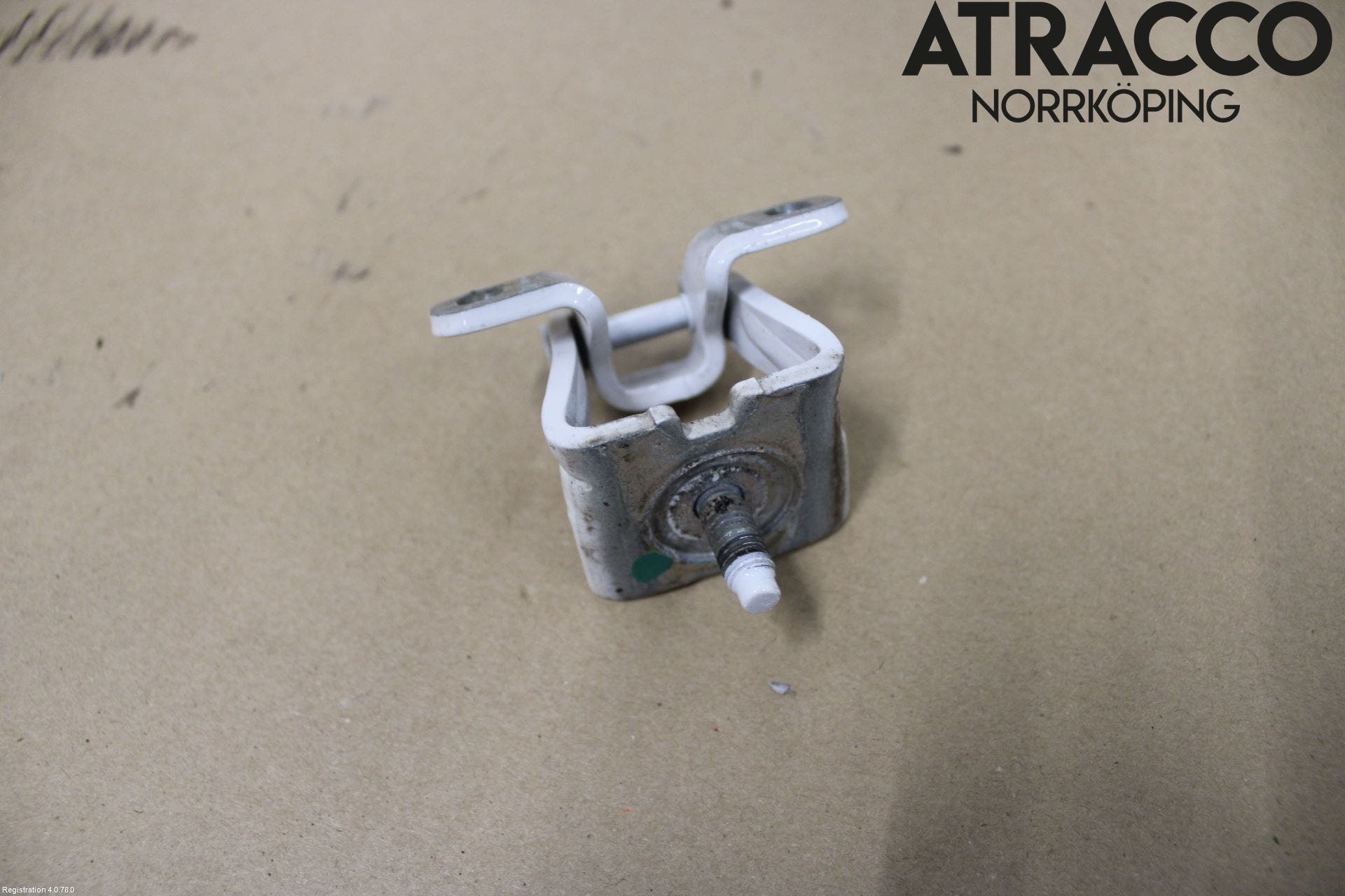 Skoda KAROQ 18- Bakluckegångjärn Vä