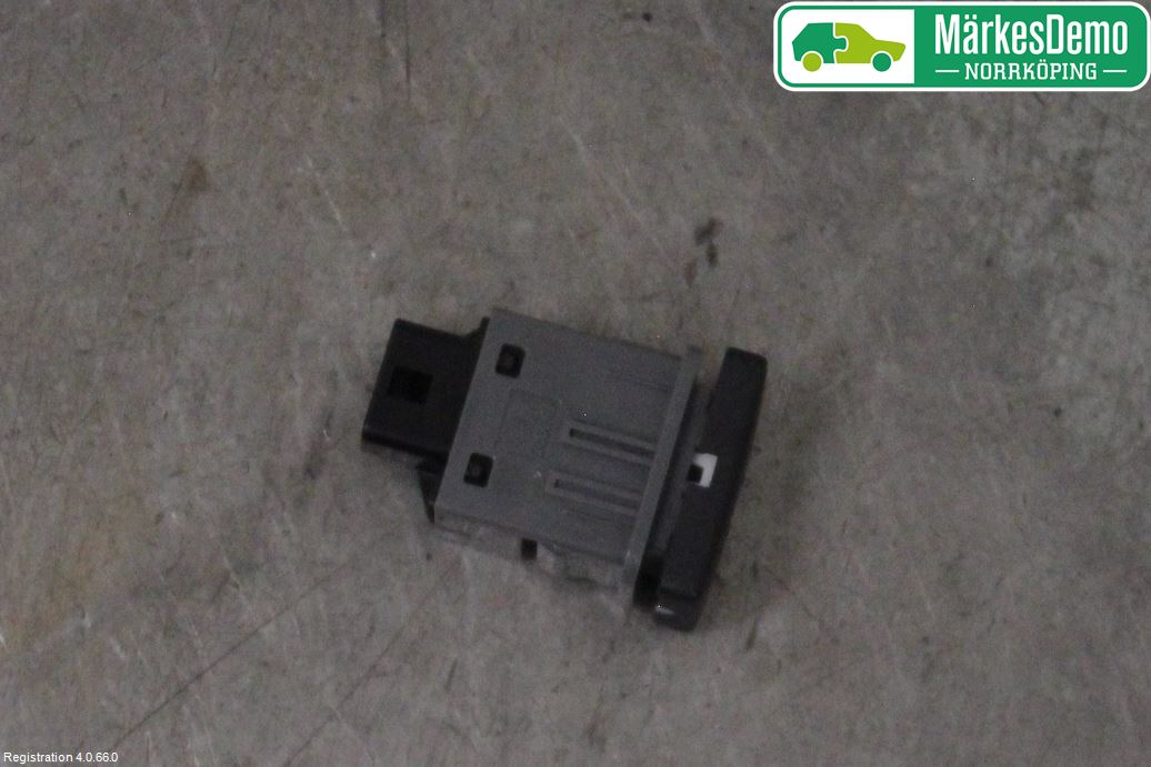 Toyota C-HR 16-23 Strömställare Tanklucka